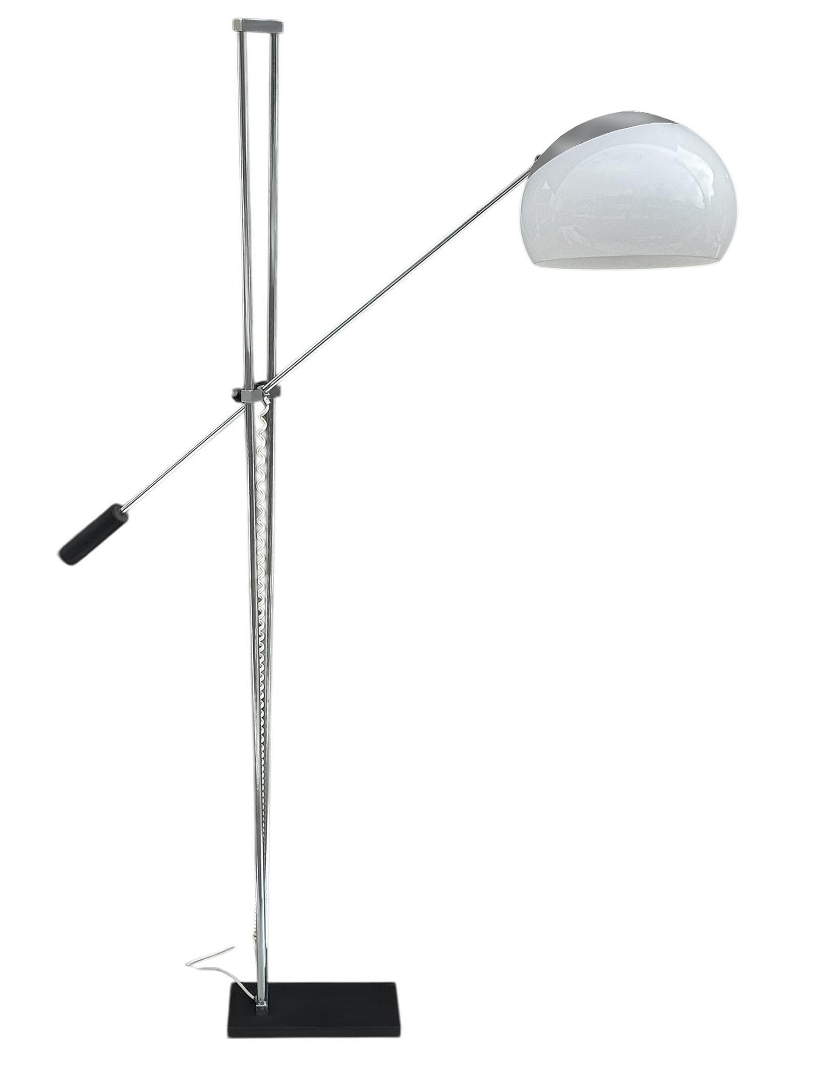 Mid-Century moderno Lampada da terra snodabile italiana della metà del secolo scorso di Stilnovo o Arredoluce in vendita