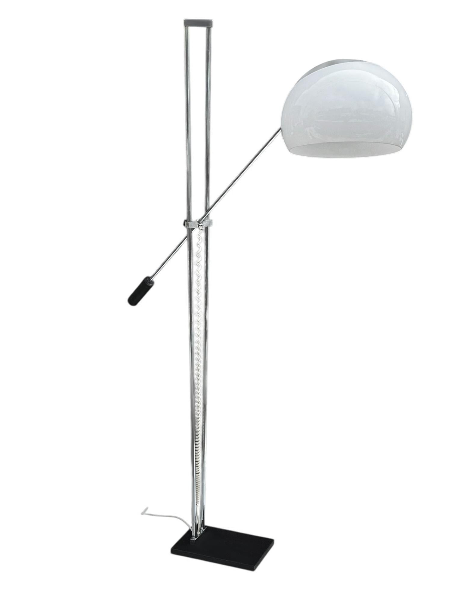 Lampada da terra snodabile italiana della metà del secolo scorso di Stilnovo o Arredoluce In condizioni buone in vendita a Philadelphia, PA