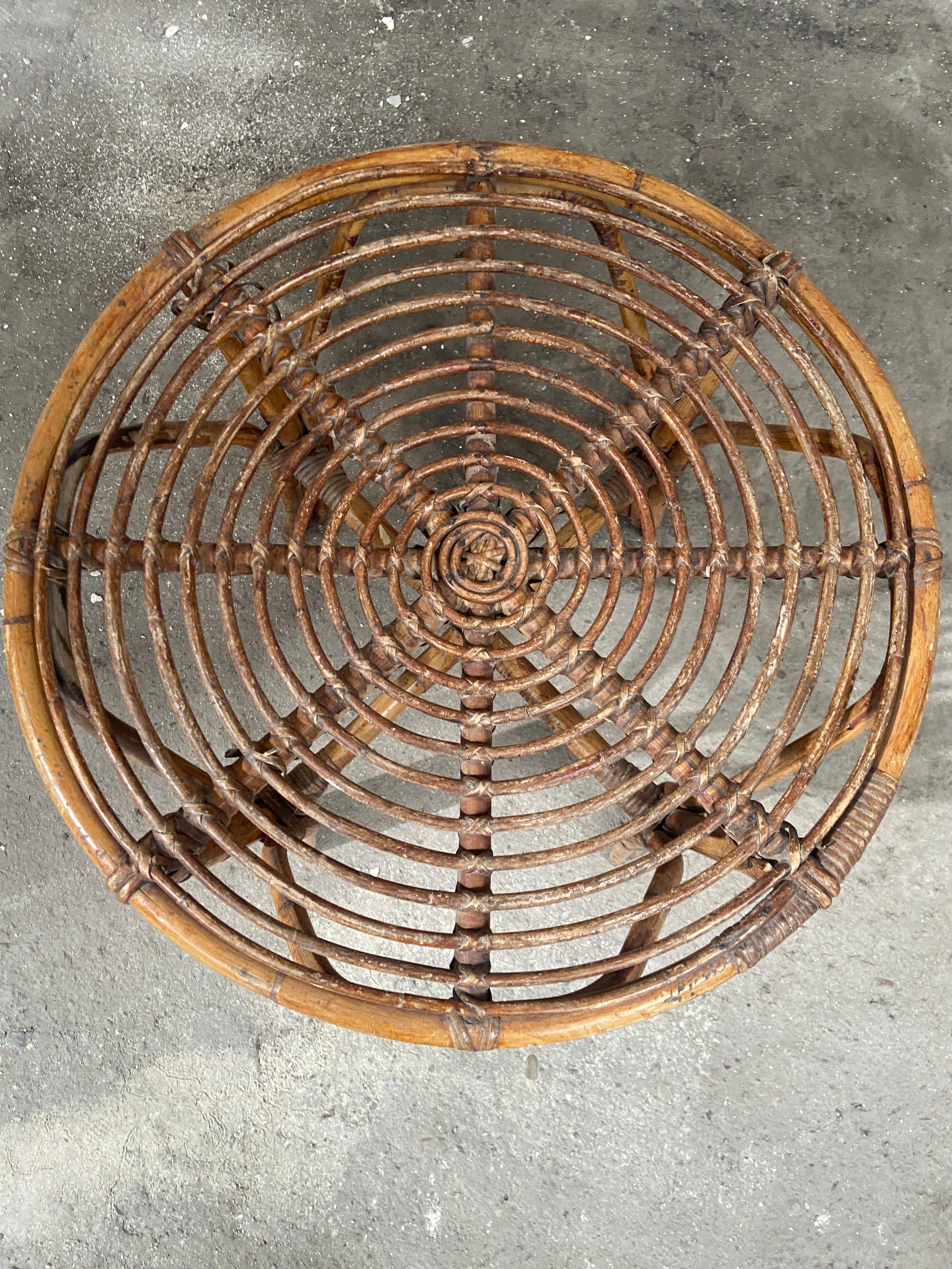 Mid-Century Modern Italian Bamboo and Rattan Round Sofa Table. 1970s For Sale 6