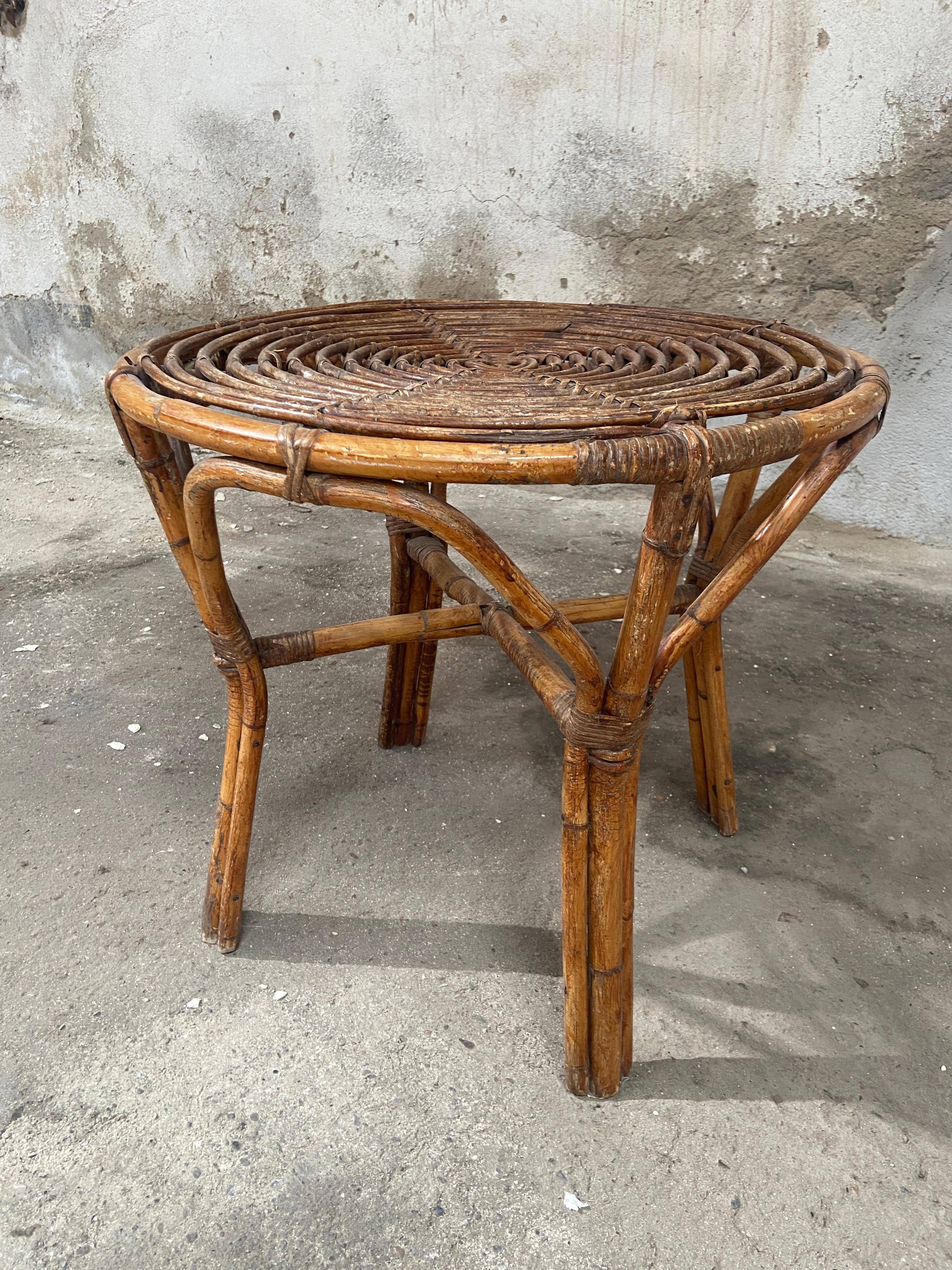 Canapé ou table d'appoint rond en bambou et rotin de style italien moderne du milieu du siècle.
La superbe patine de cette table est due à l'âge et à l'usage