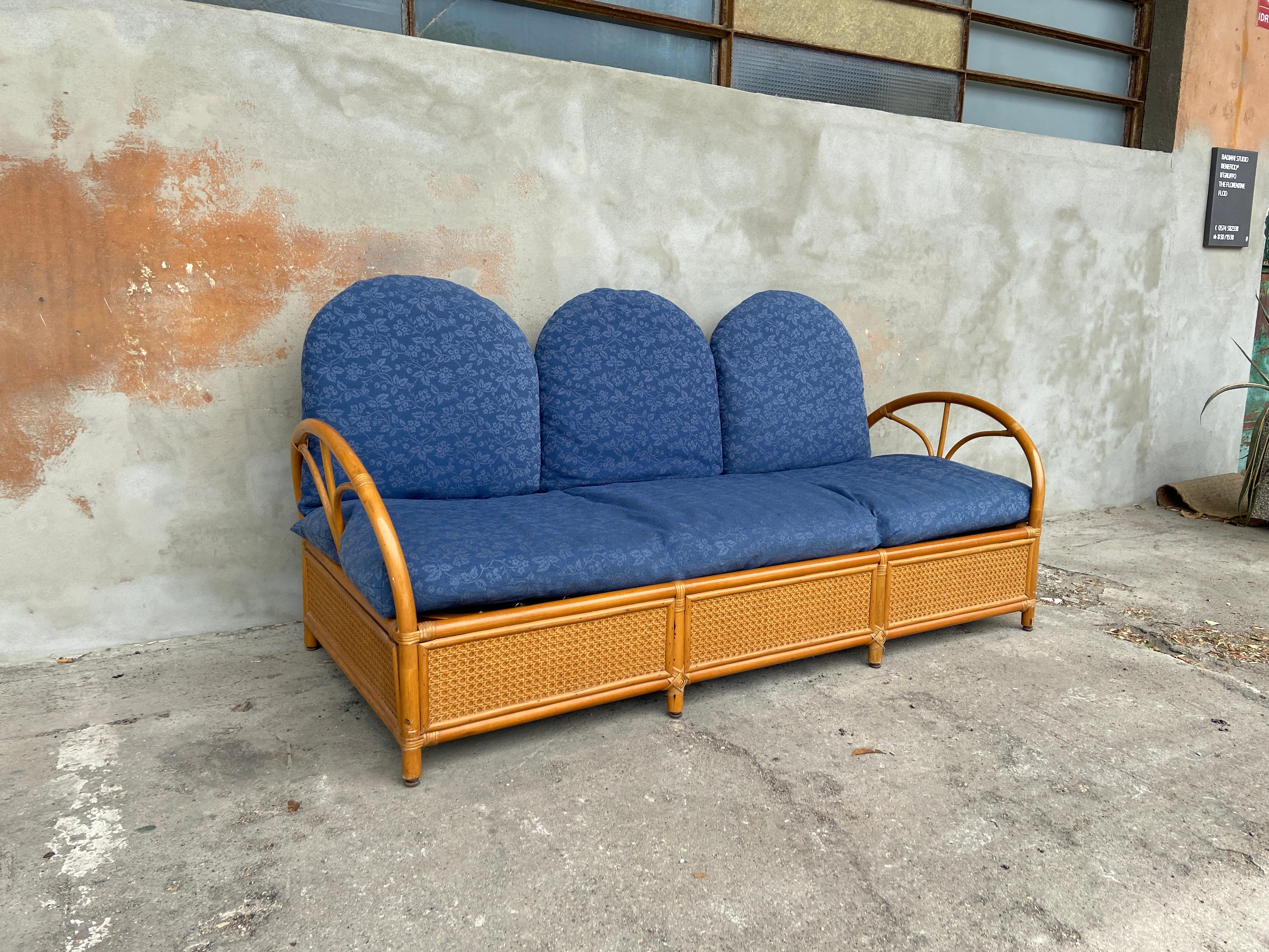 Mid-Century Modern Italian Bamboo and Rattan Sofa with Original Cushions. 1970s In Good Condition In Prato, IT