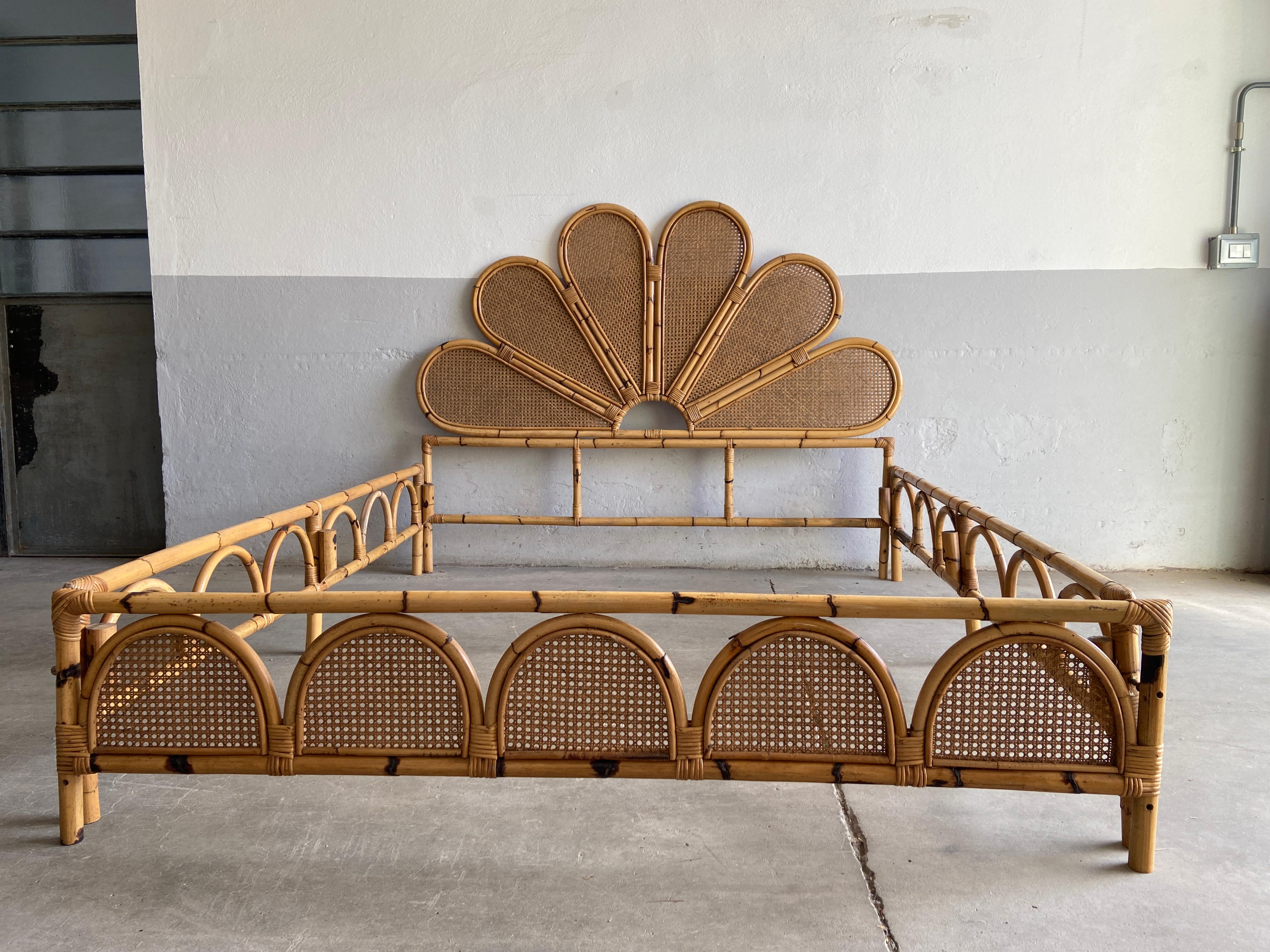 Mid-Century Modern Italian Bamboo and Vienna Straw Queen size bed frame with Peacock Bed head.
The bed is in really good vintage condition with a wonderful patina due to age and use.
The bed comes with its original brass screws
Bed net and