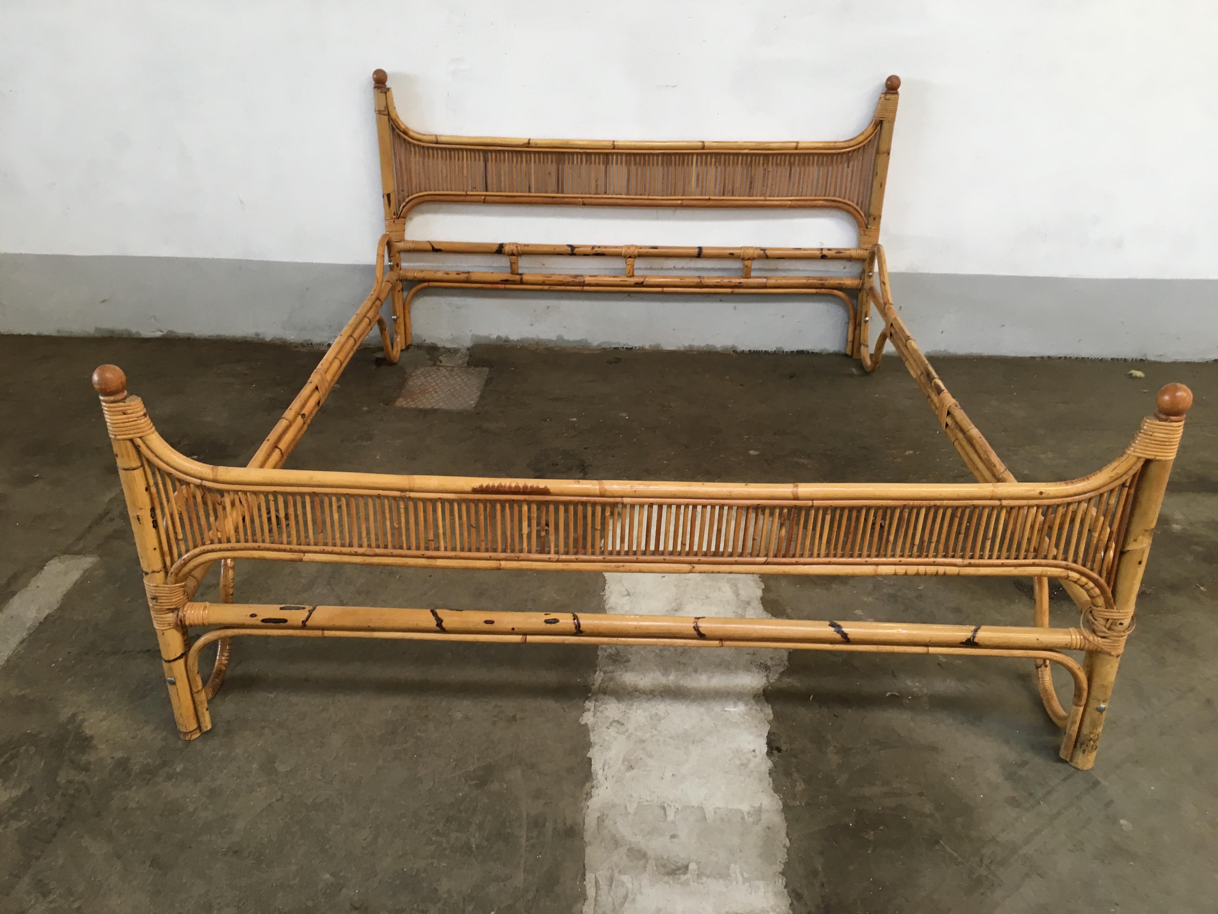 Mid-Century Modern Italian bamboo double bed frame.
This bed needs a spring box or a bed net with a mattress cm. 160 x 190.
The bed frame is in good vintage conditions; wear consistent with age and use.
We can provide the complete restoration.
 