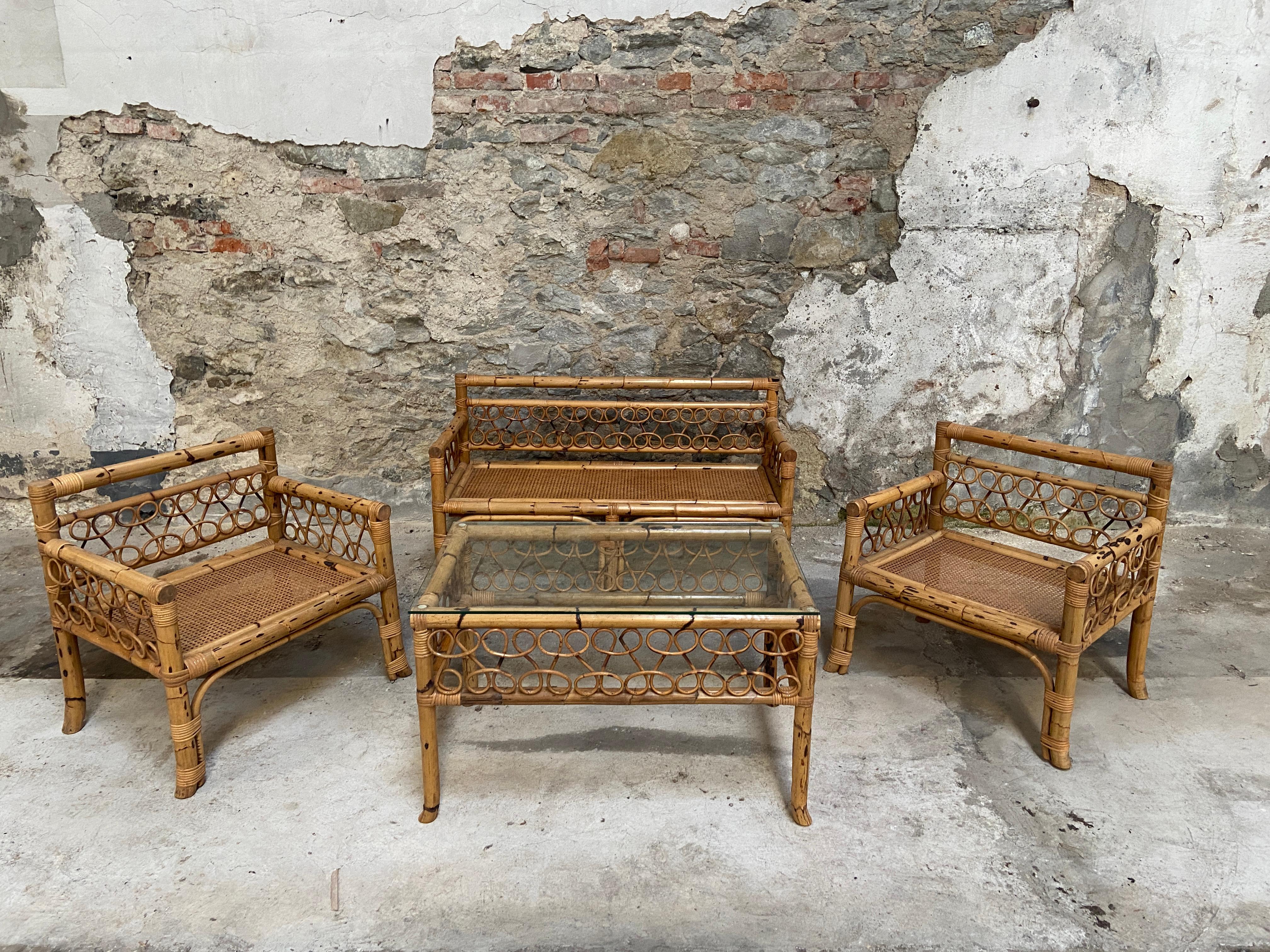Mid-Century Modernes italienisches Bambus-Wohnzimmer-Set bestehend aus einem Sofa, zwei Sesseln und einem Rauchtisch.
Alle Teile können separat verkauft werden. Das Set ist in einem sehr guten Zustand.
Maßnahmen:
Sofa: Länge cm 130, Tiefe cm 54,