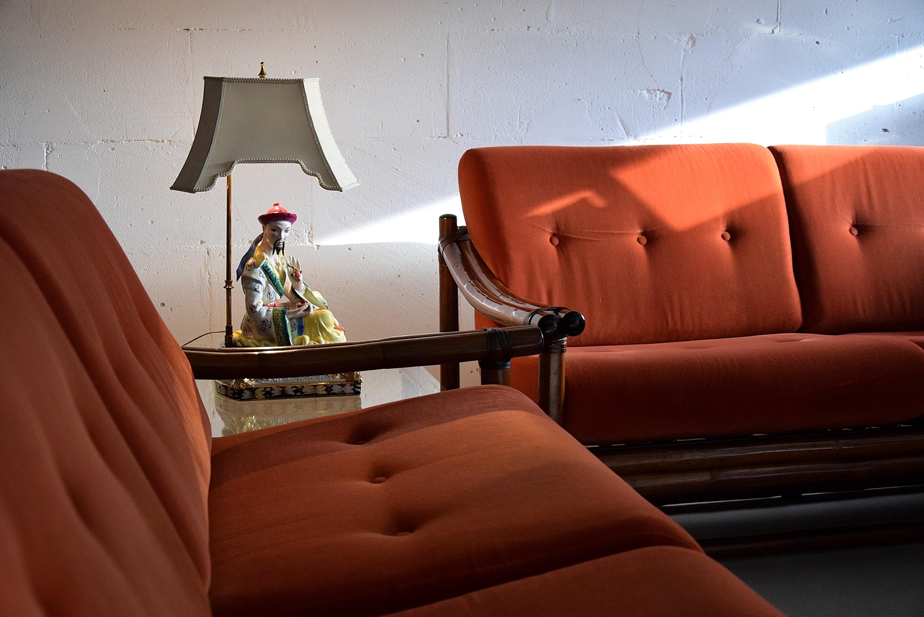 Mid-Century Modern zweisitzige italienische Lounge Sofa Rattan
Ein schönes, sehr gut verarbeitetes Rattansofa aus den 1960er Jahren. Ein großartiges, stilvolles Stück für den Innen- und Außenbereich. Der Samt ist in einem guten Zustand, hat aber