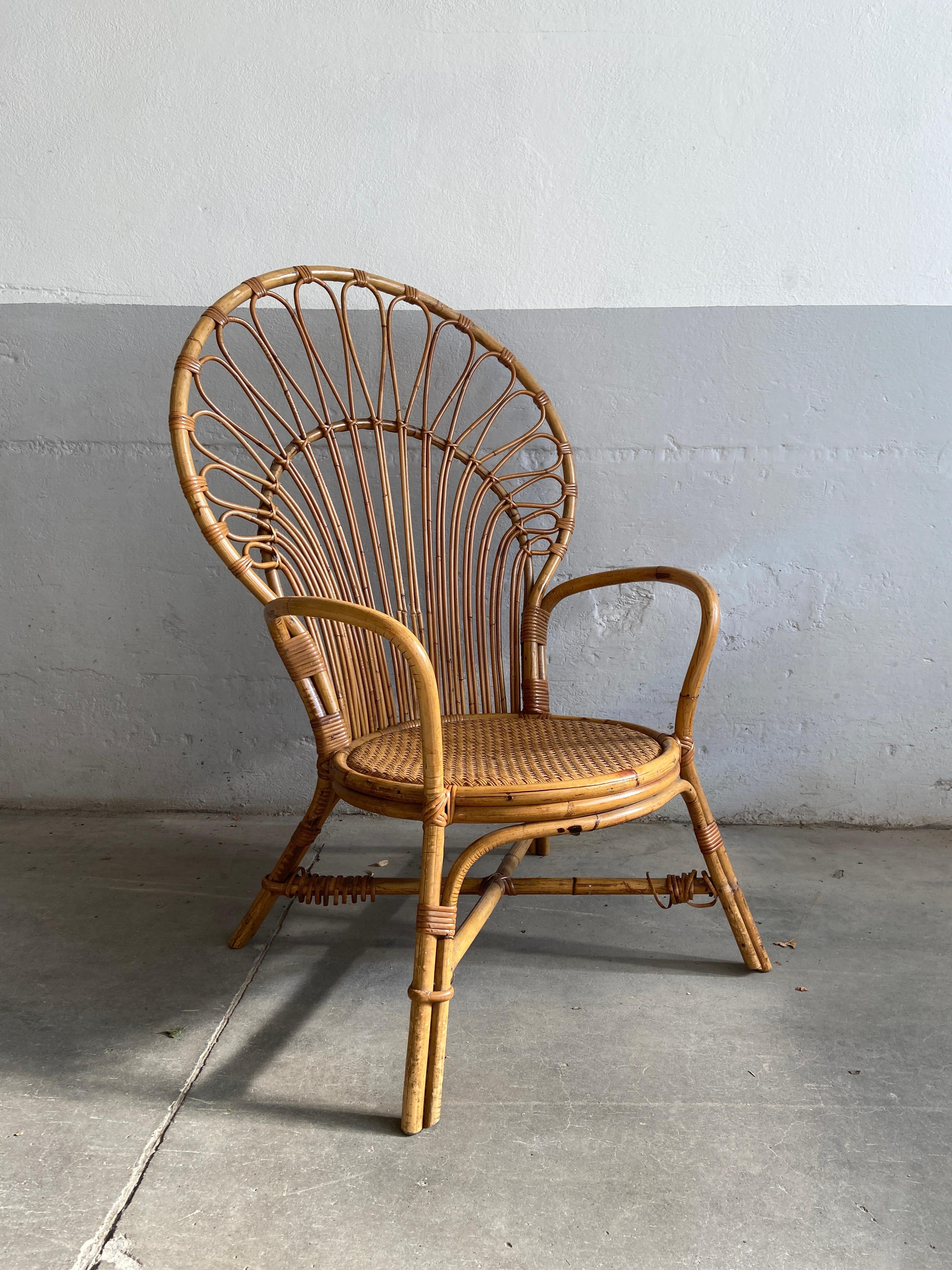 Fauteuil italien en bambou Peacock, de style moderne du milieu du siècle.
Les signes sont dus à l'âge et à l'utilisation. Coût de la restauration sur demande.