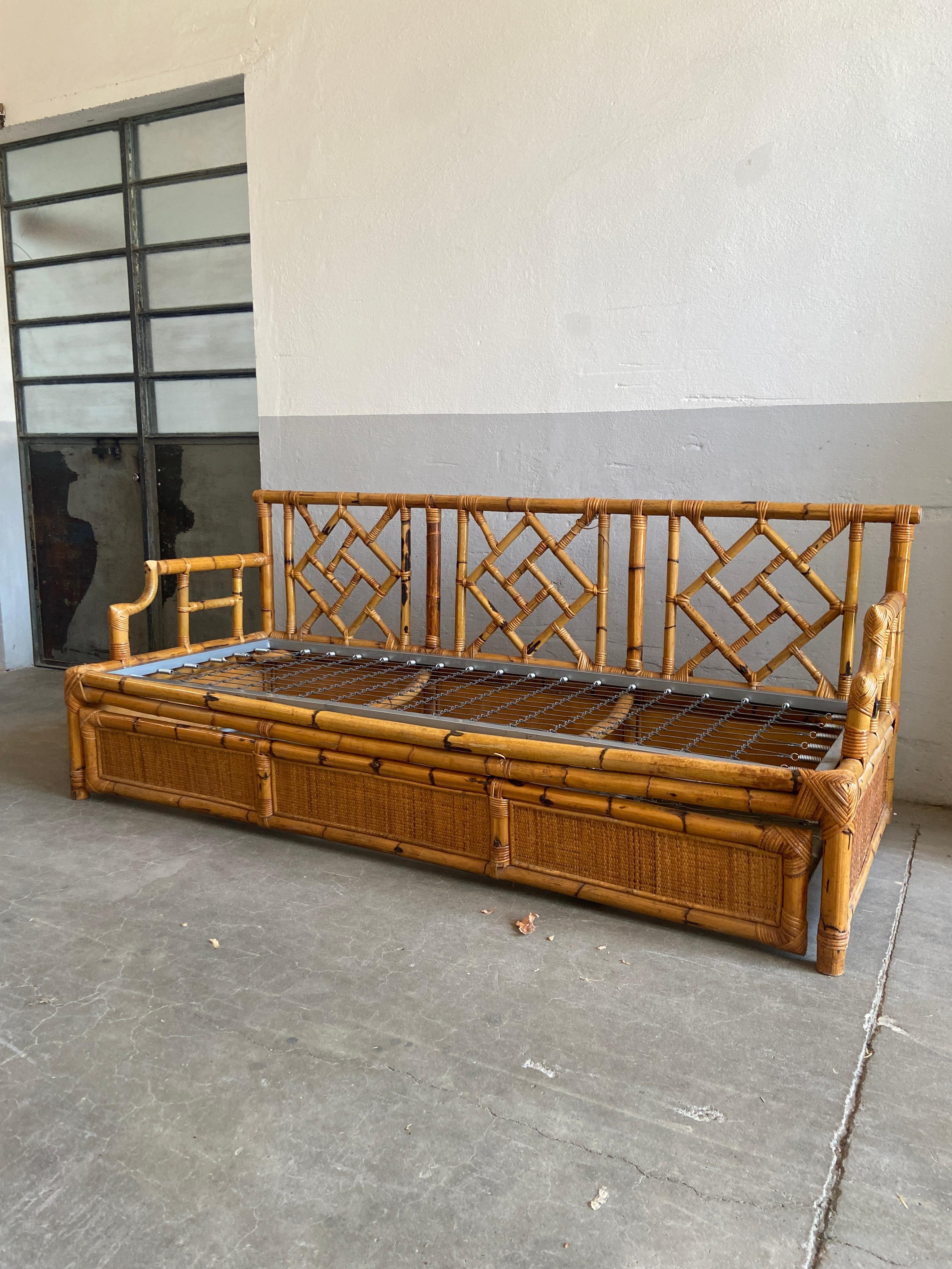 Modernes italienisches Bambussofa aus der Jahrhundertmitte von Vivai del Sud.
Dieses Sofa kann in ein bequemes Einzelbett umgewandelt werden. Aus dem Teil unter dem Sitz kann ein weiteres Bett herausgezogen werden. Die Bettgestelle sind original