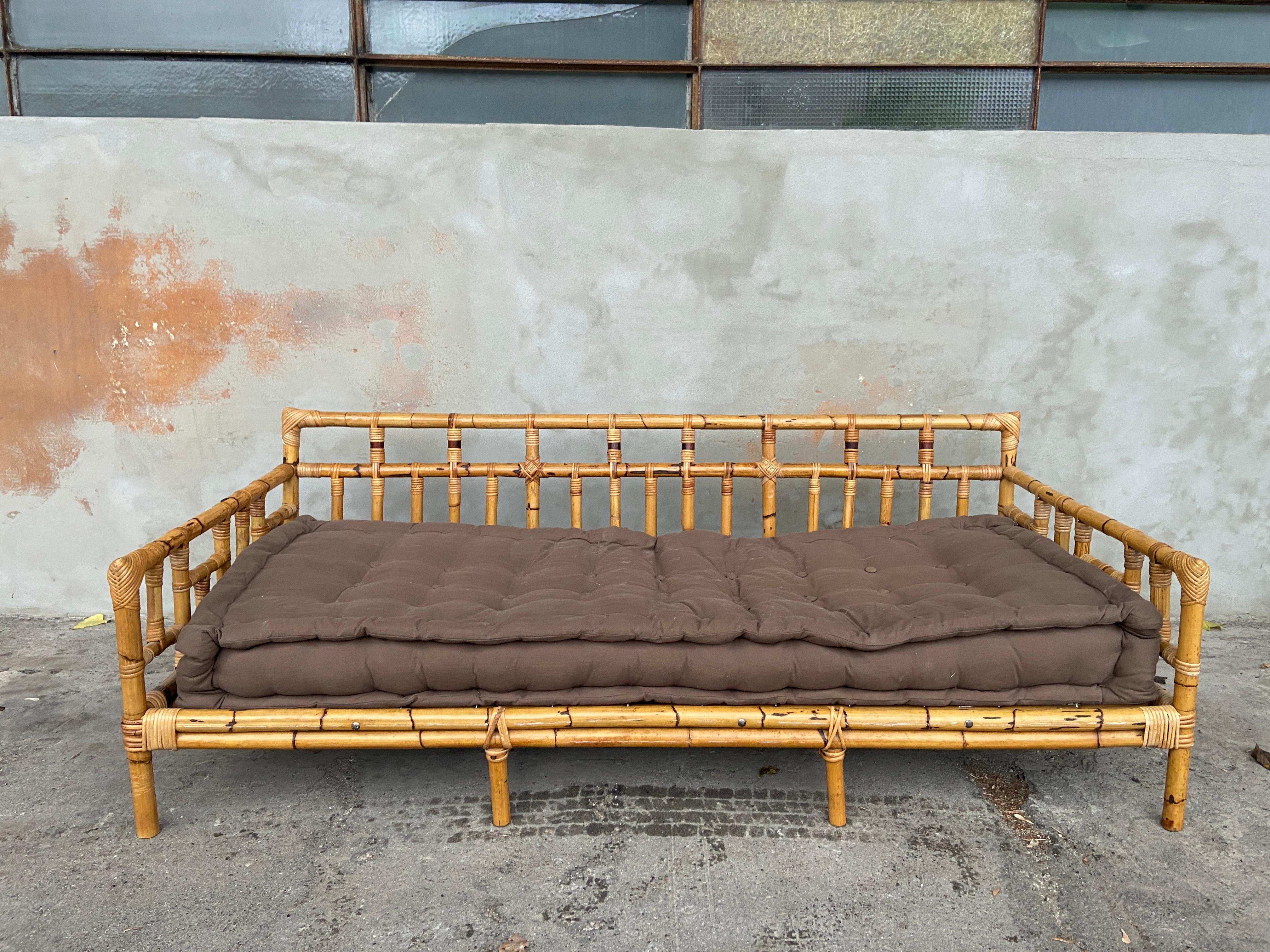 Mid-Century Modern Italian bamboo and rattan sofa bed with its original quilted Cushion by Vivai del Sud.
The sofa comes with its own bed net and could be used as an Italian standard single bed and needs a mattress which measures cm.190x80
The