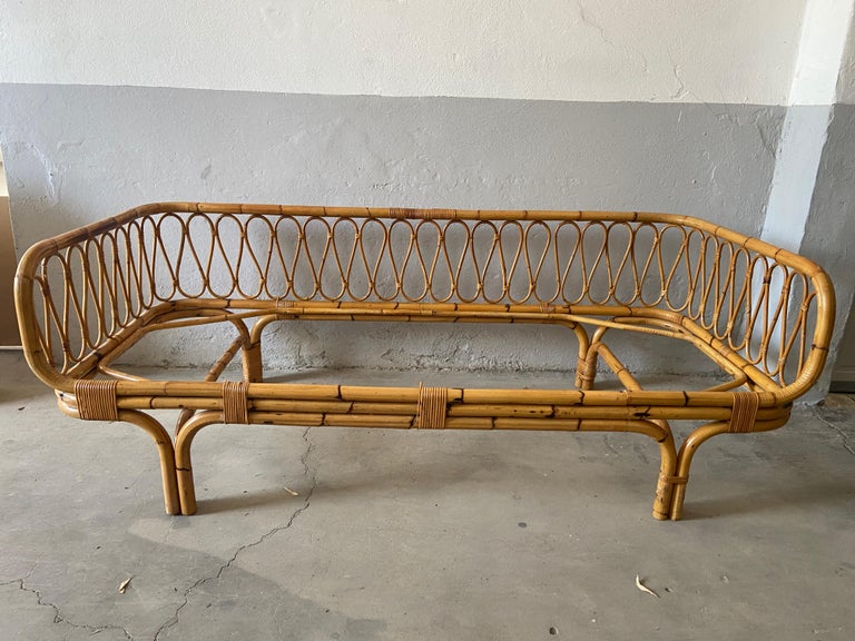 Mid-Century Modern Italian bamboo and rattan sofa or daybed.
The daybed is in really good vintage conditions with a wonderful patina.
Little signs are due to age and use.
This daybed needs a bed ned and a mattress with measure cm.190x80 (Standard