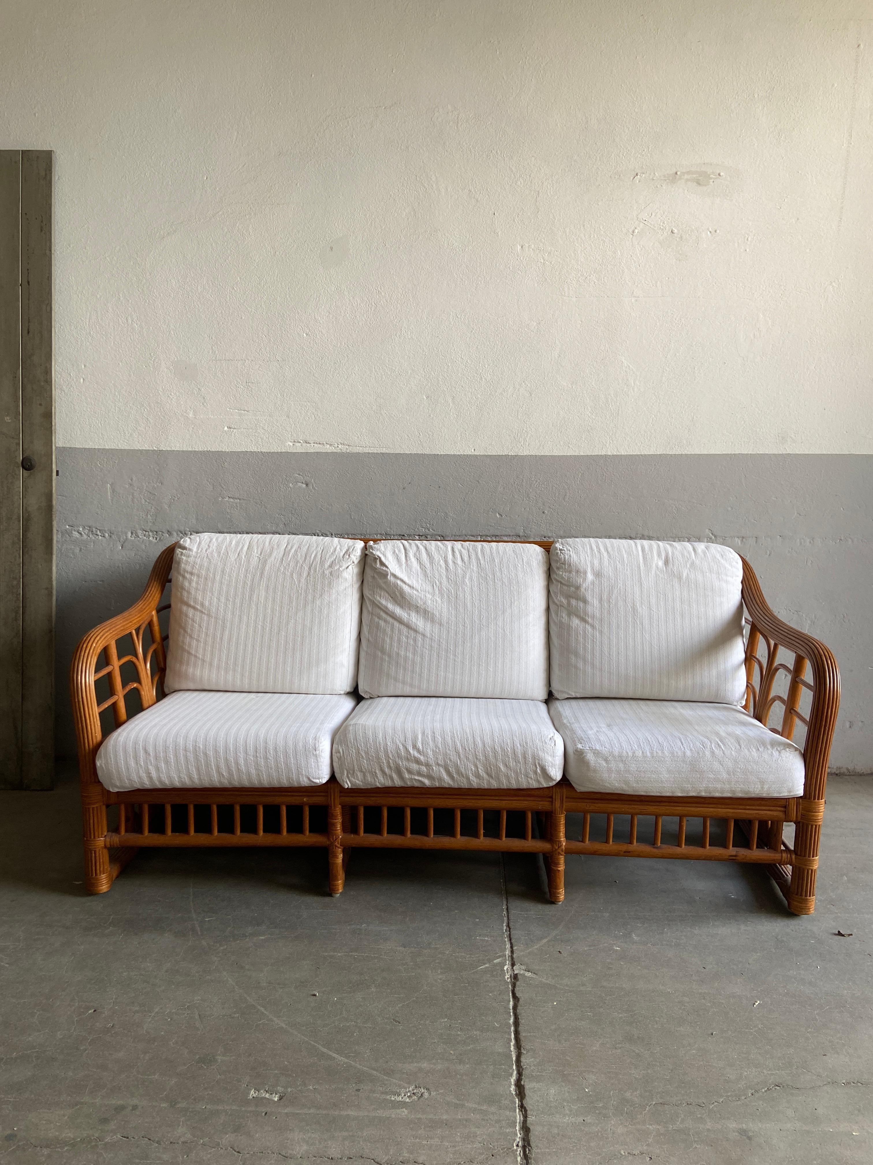 Modernes italienisches Bambussofa aus der Jahrhundertmitte mit Original-Baumwollkissen von Vivai del Sud, 1970er Jahre
Das Sofa ist in einem wirklich guten Vintage-Zustand, sehr stabil und bequem. Die Kissen sind einfach in weißer Farbe und können