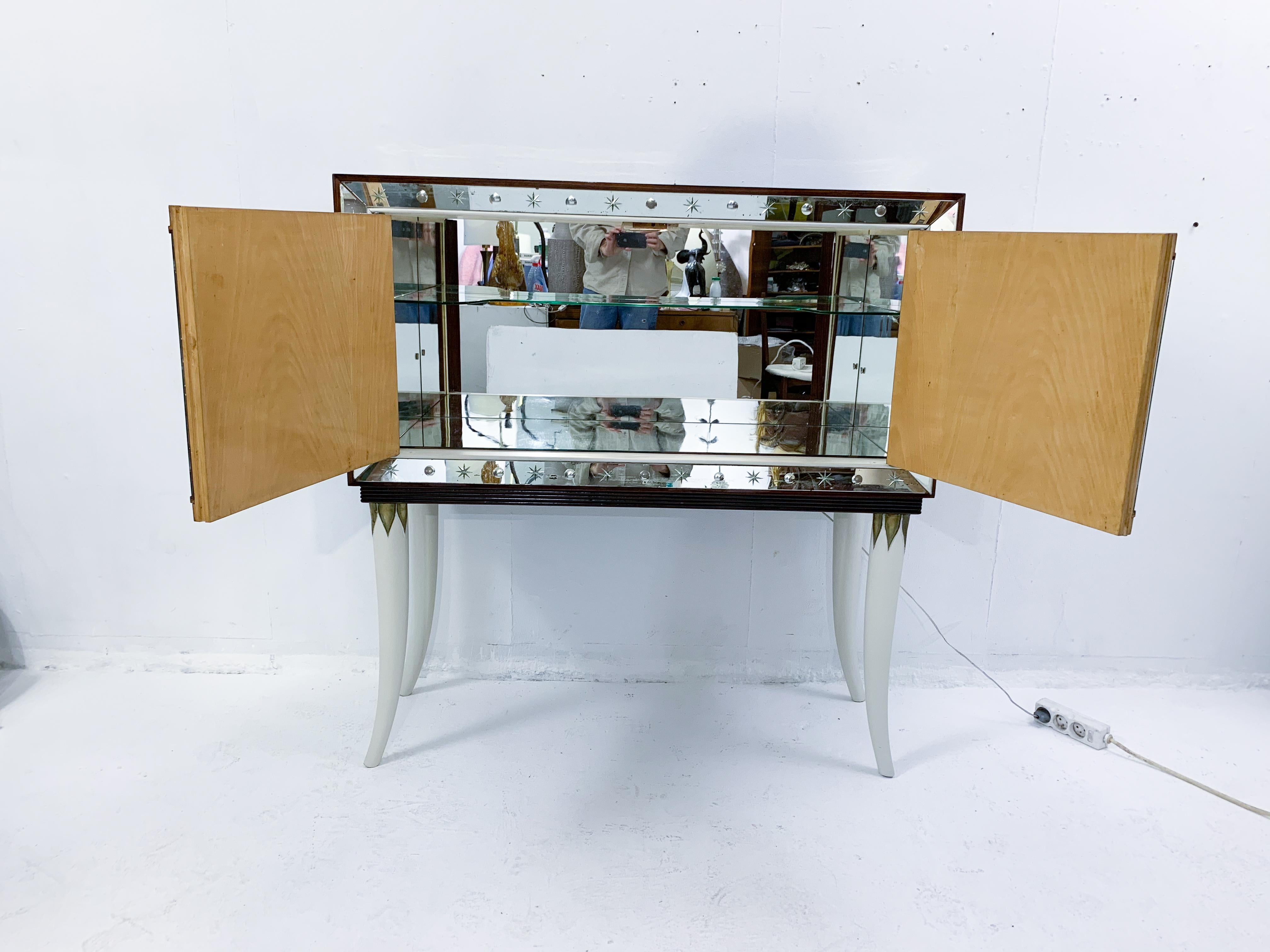 Mid-Century Modern Italian Bar in the Style of Borsani, Wood and Glass, 1950s For Sale 3