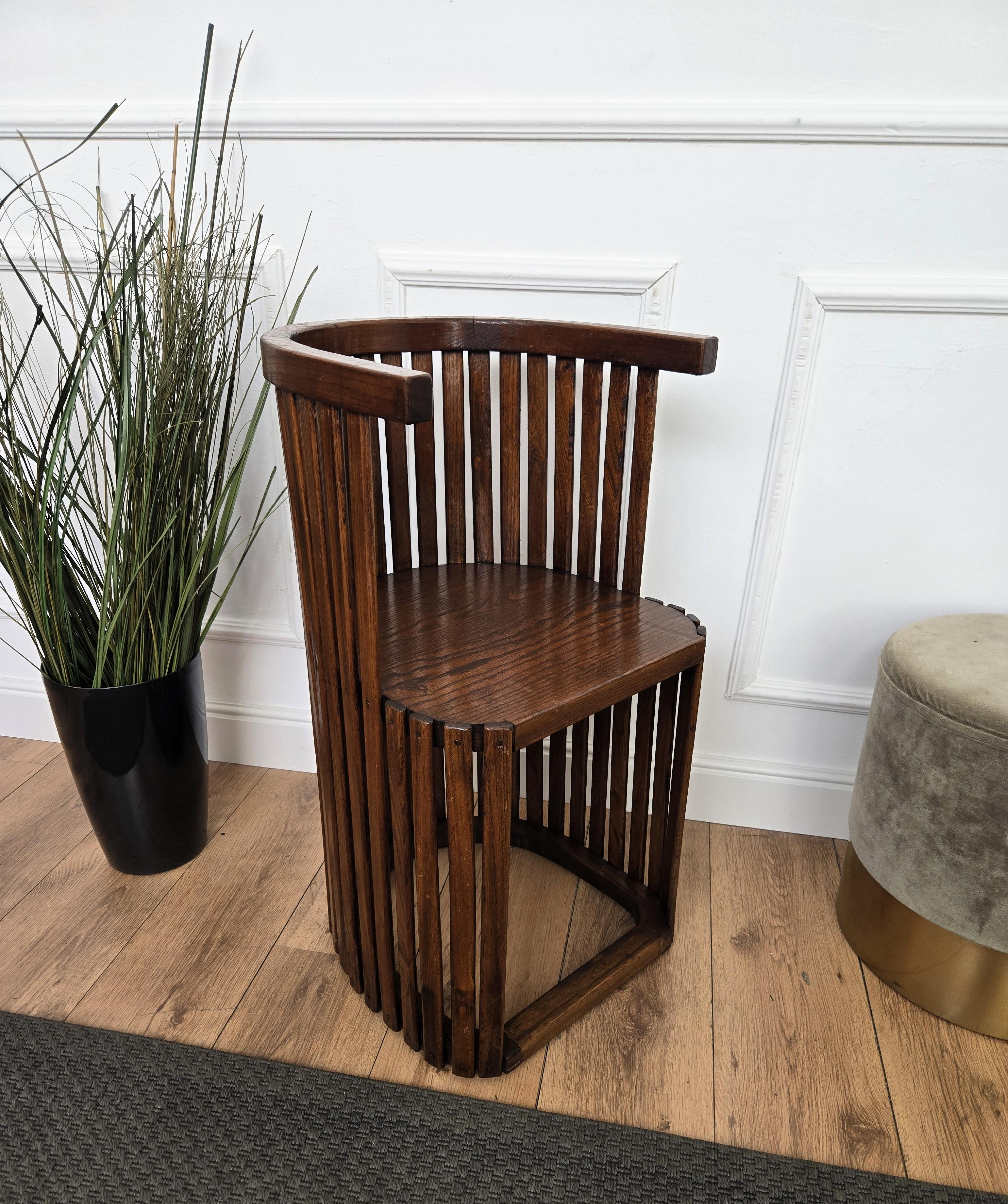 Très élégante chaise en bois de noyer de style moderne italien du milieu du siècle. Cette chaise apportera une touche de raffinement artisanal MCM à tout salon, chambre ou bureau. Ce fauteuil tonneau est constitué d'un rail horizontal en forme de U
