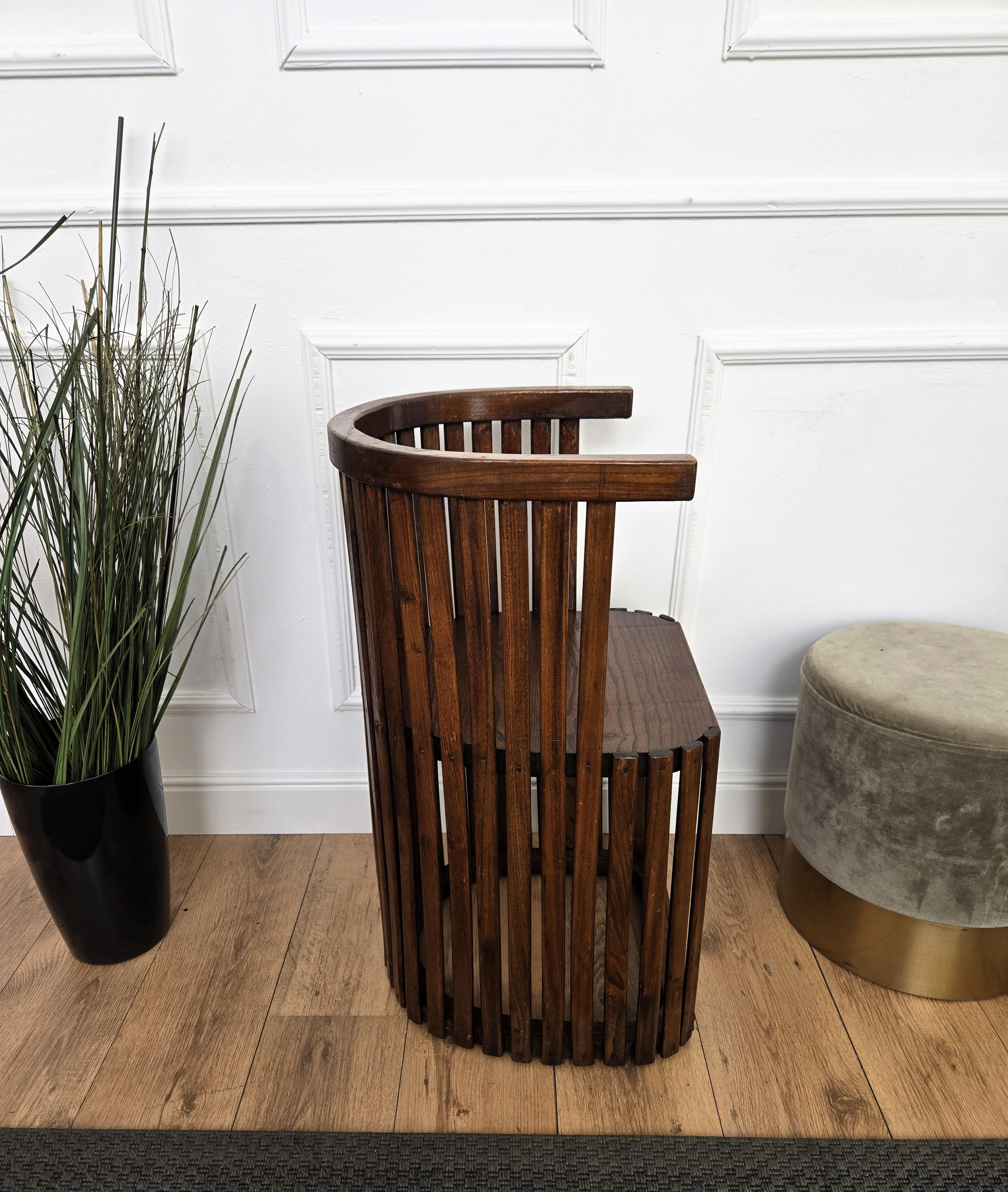 20ième siècle Chaise longue en bois de noyer de style italien moderne du milieu du siècle en vente