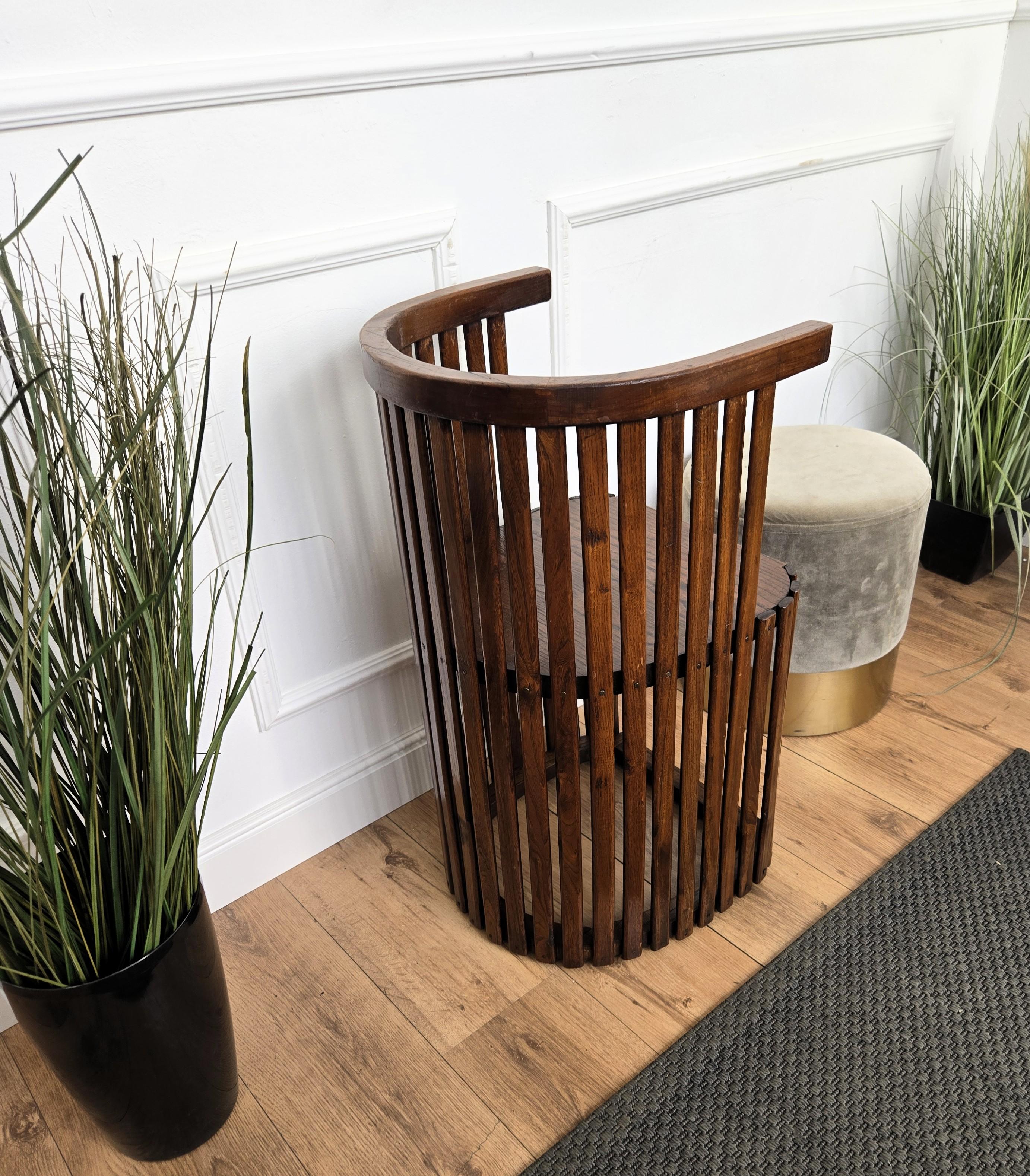 Chaise longue en bois de noyer de style italien moderne du milieu du siècle en vente 1