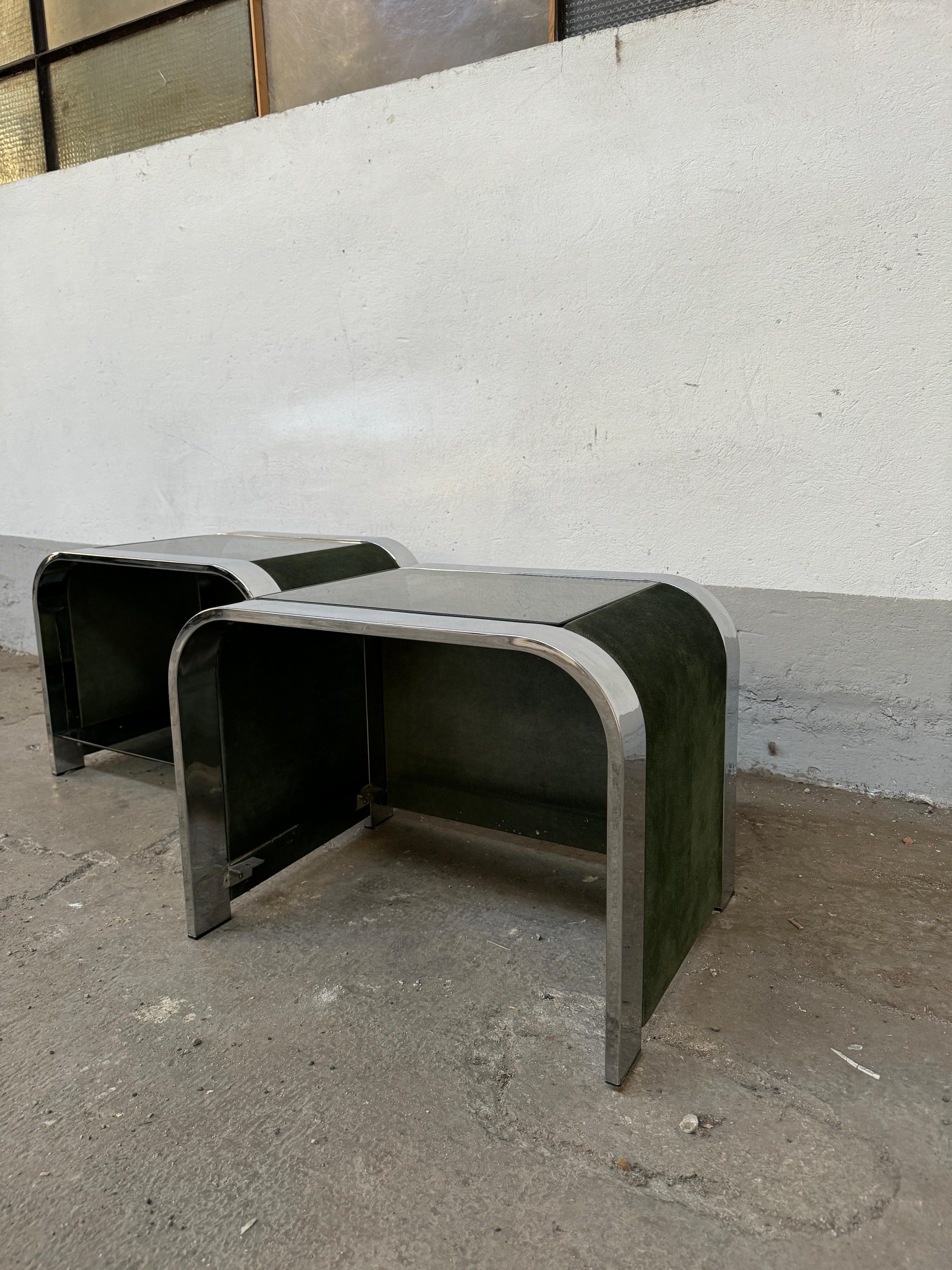 Mid-Century Modern Italian Bedroom Set in Chrome and Suede. 1970s For Sale 6