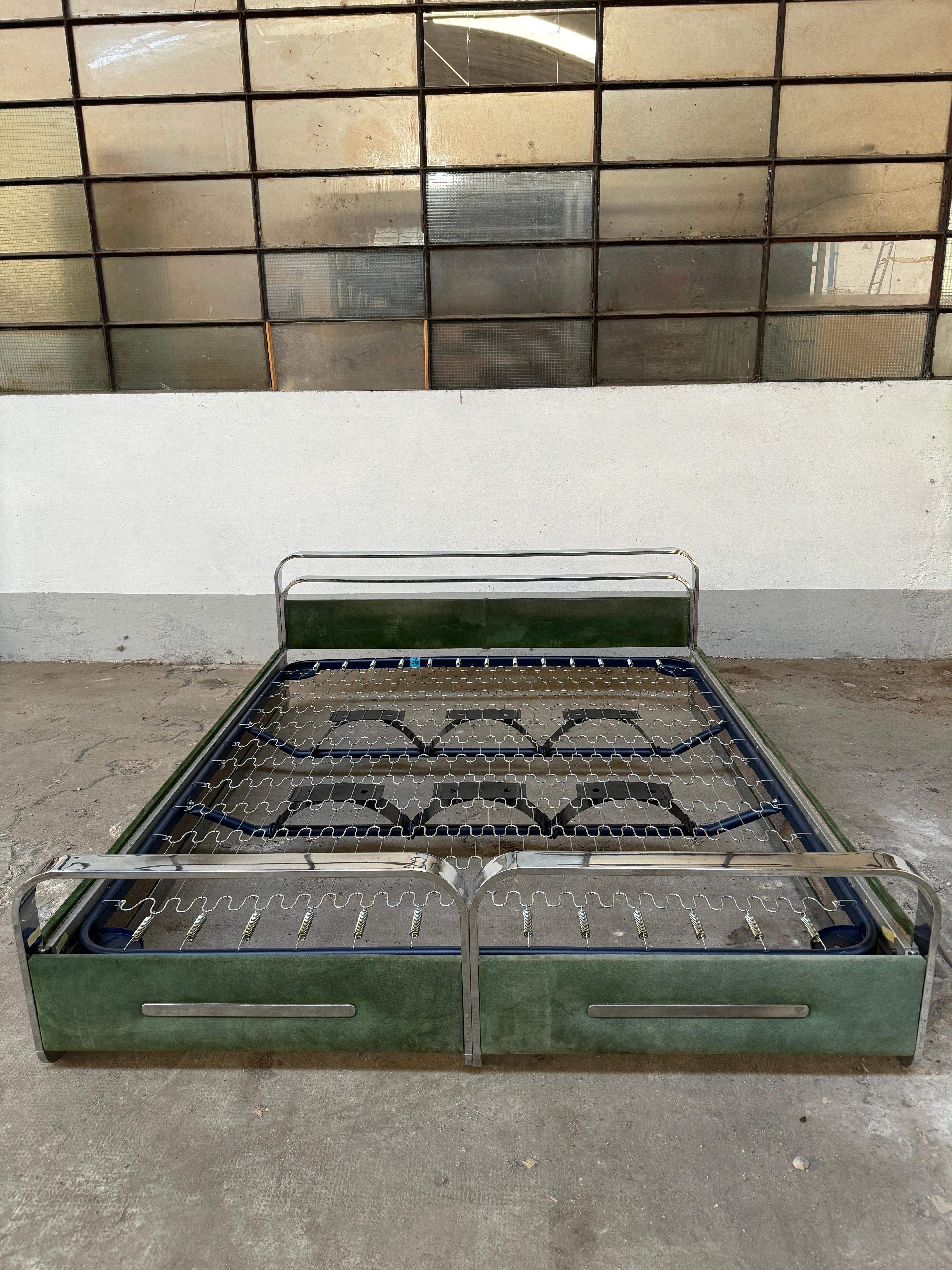 Mid-Century Modern Italian Bedroom Set in Chrome and Suede. 1970s In Good Condition For Sale In Prato, IT