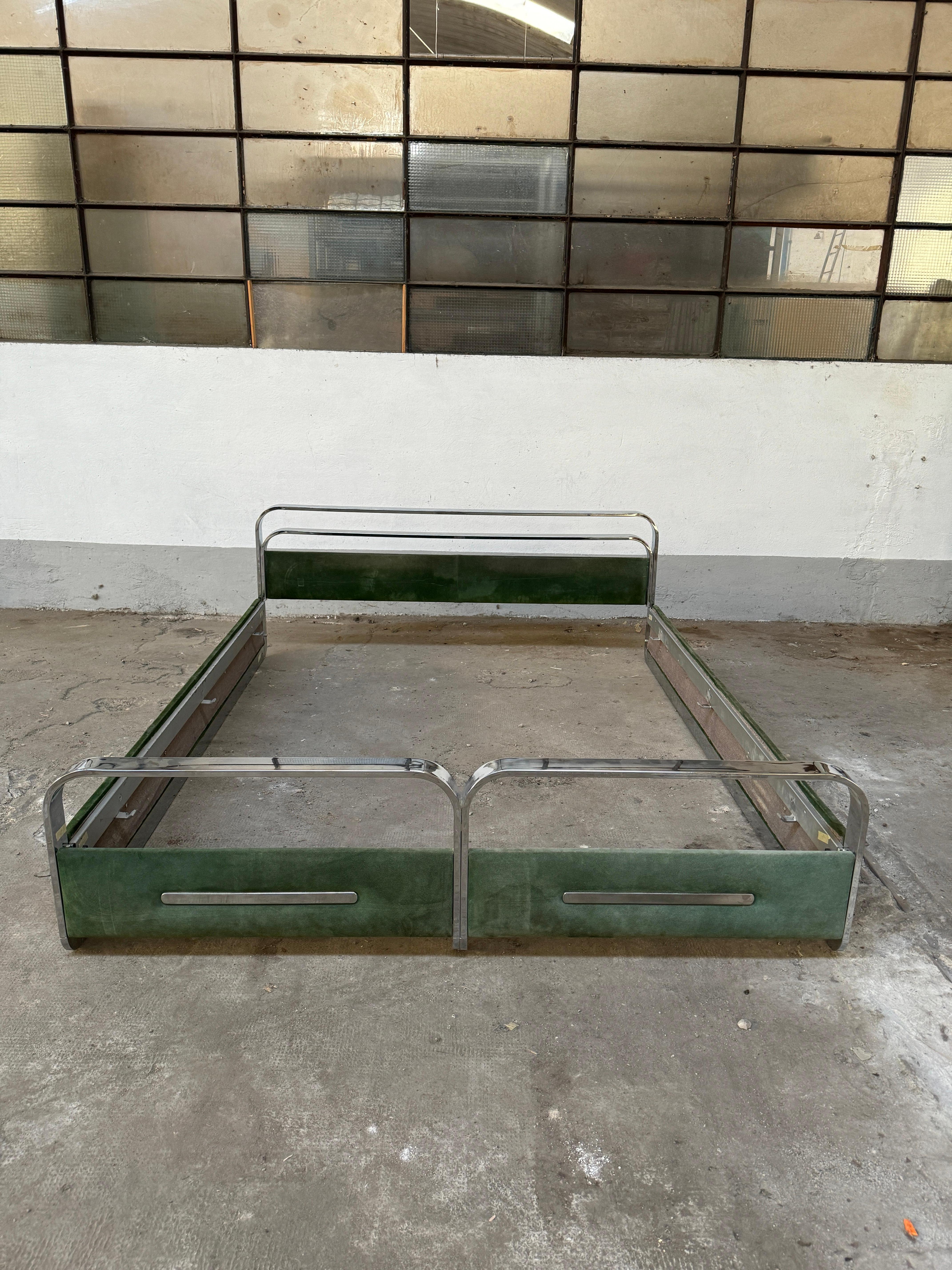 Mid-Century Modern Italian Bedroom Set in Chrome and Suede. 1970s For Sale 1