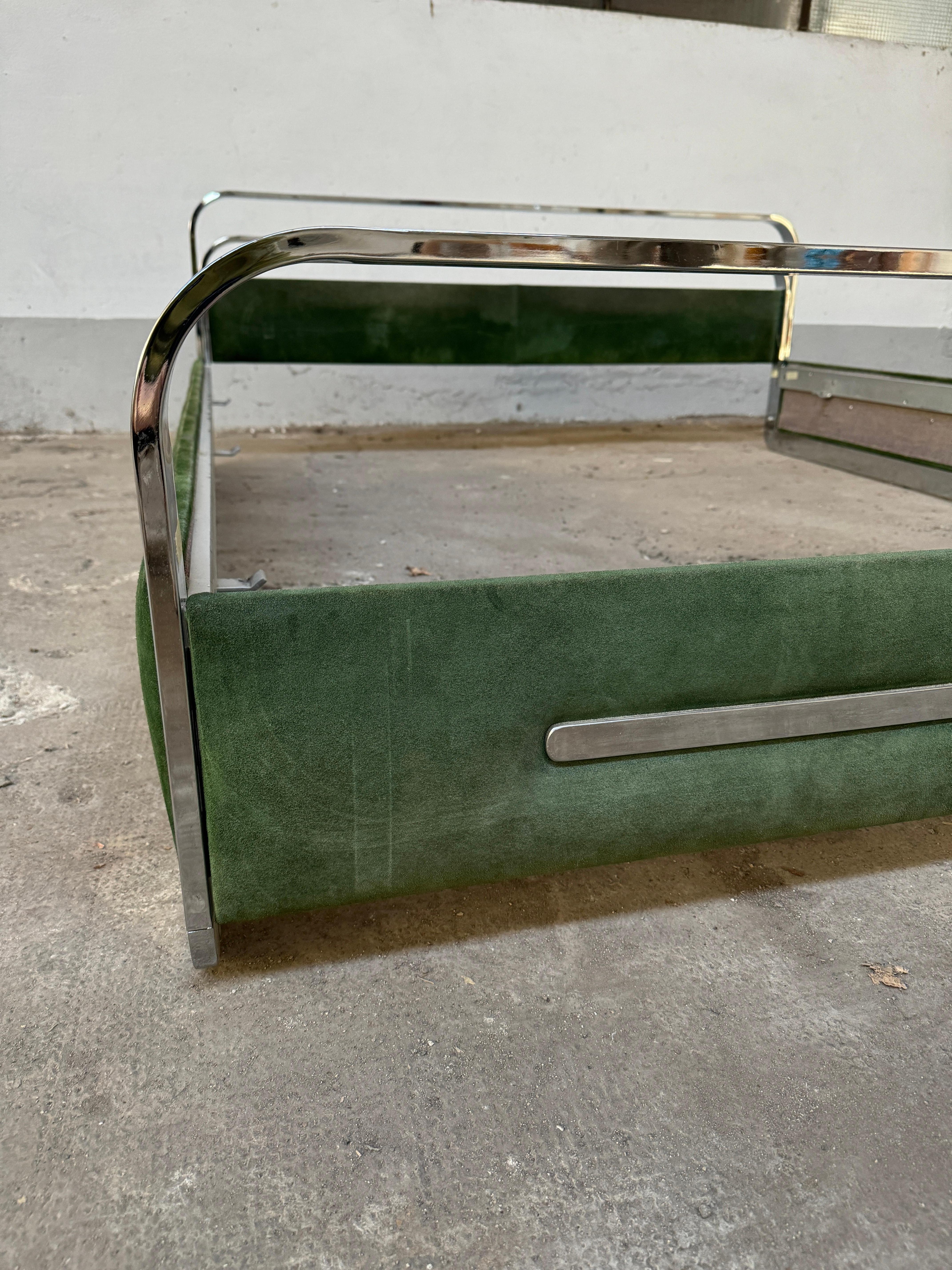 Mid-Century Modern Italian Bedroom Set in Chrome and Suede. 1970s For Sale 2