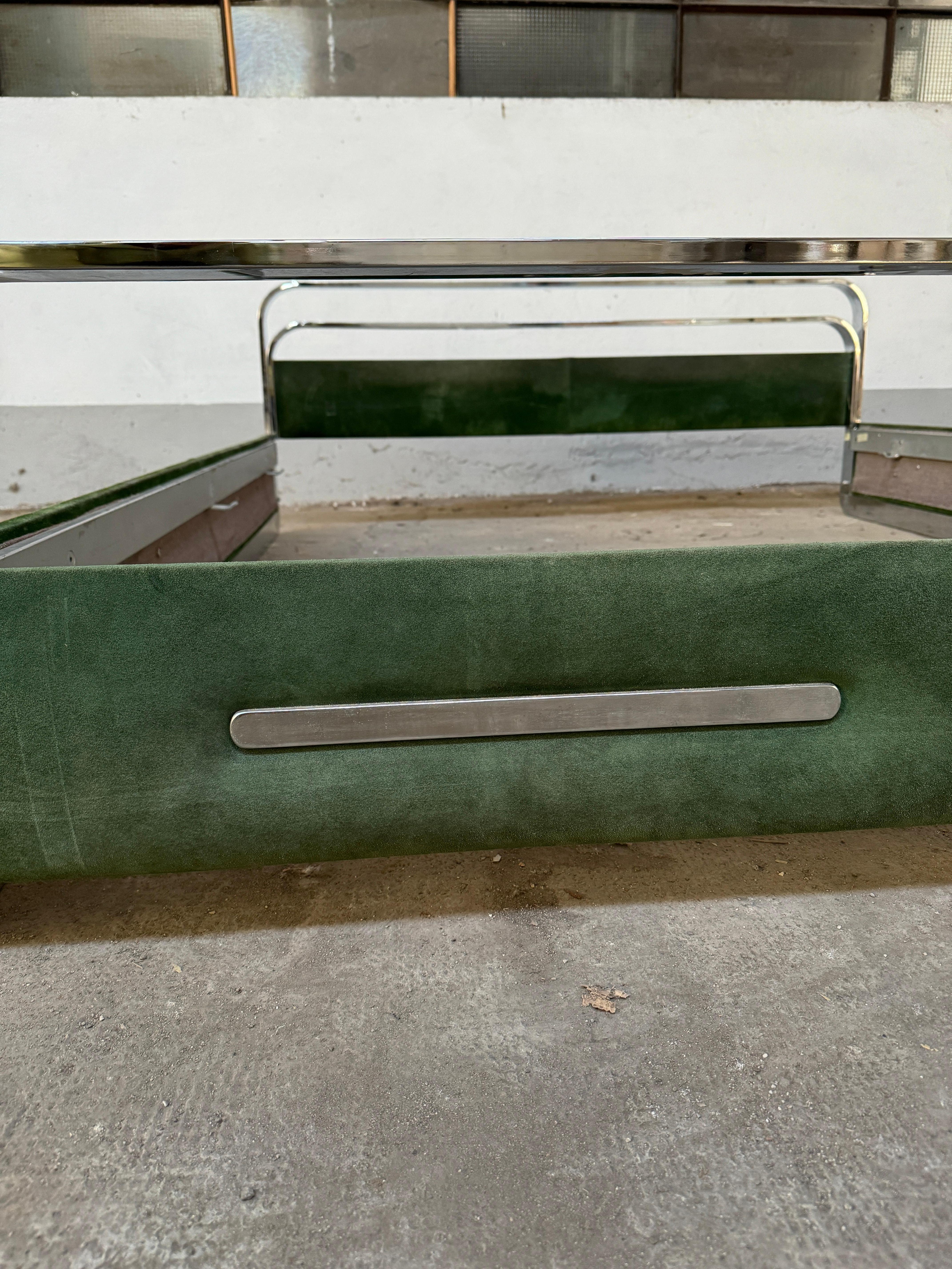 Mid-Century Modern Italian Bedroom Set in Chrome and Suede. 1970s For Sale 3