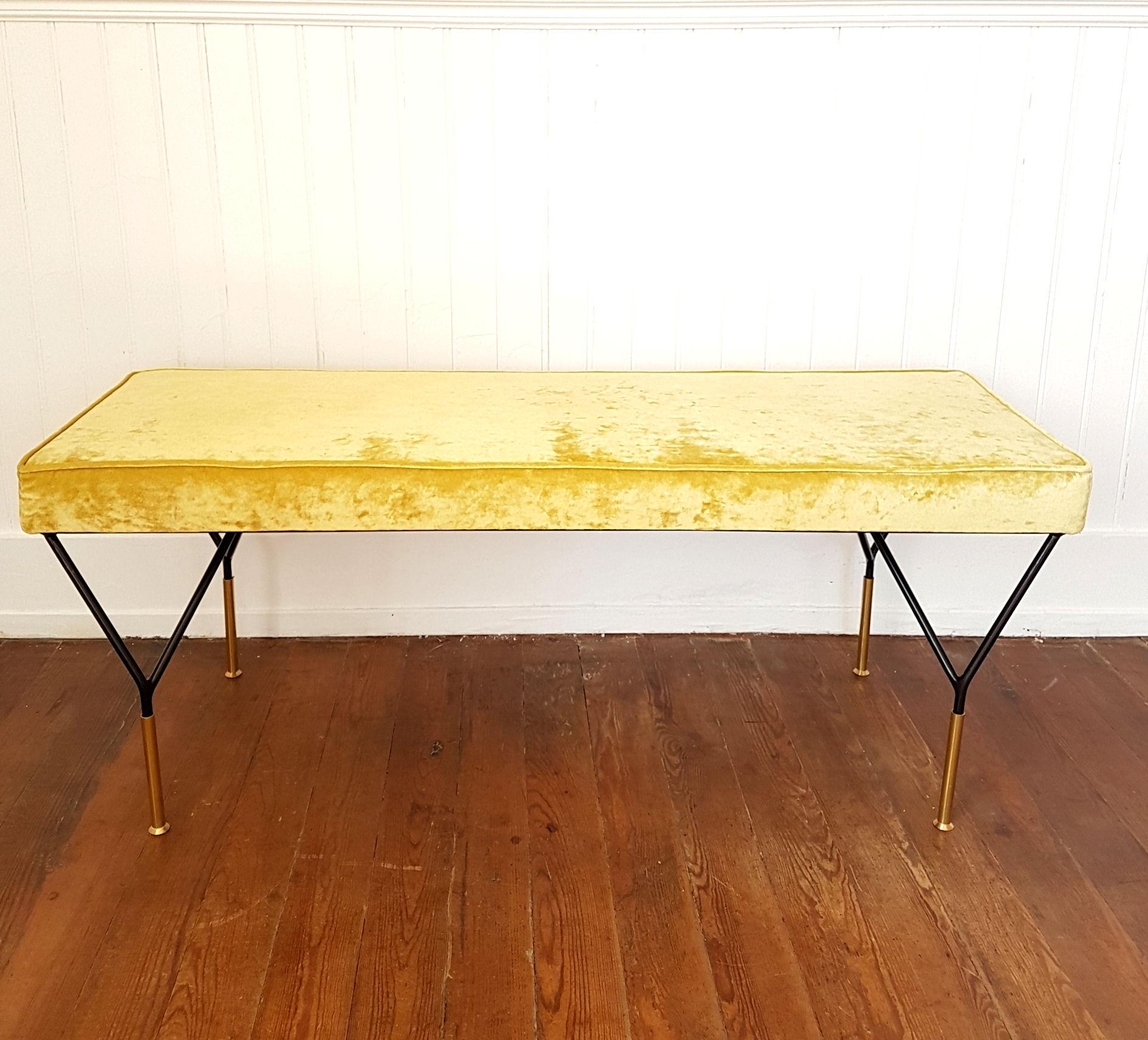 Mid-Century Modern Italian bench, newly upholstered with a yellow velvet.
Legs are in black iron with brass endings.
Italian midcentury style,
Italy, 1980s.