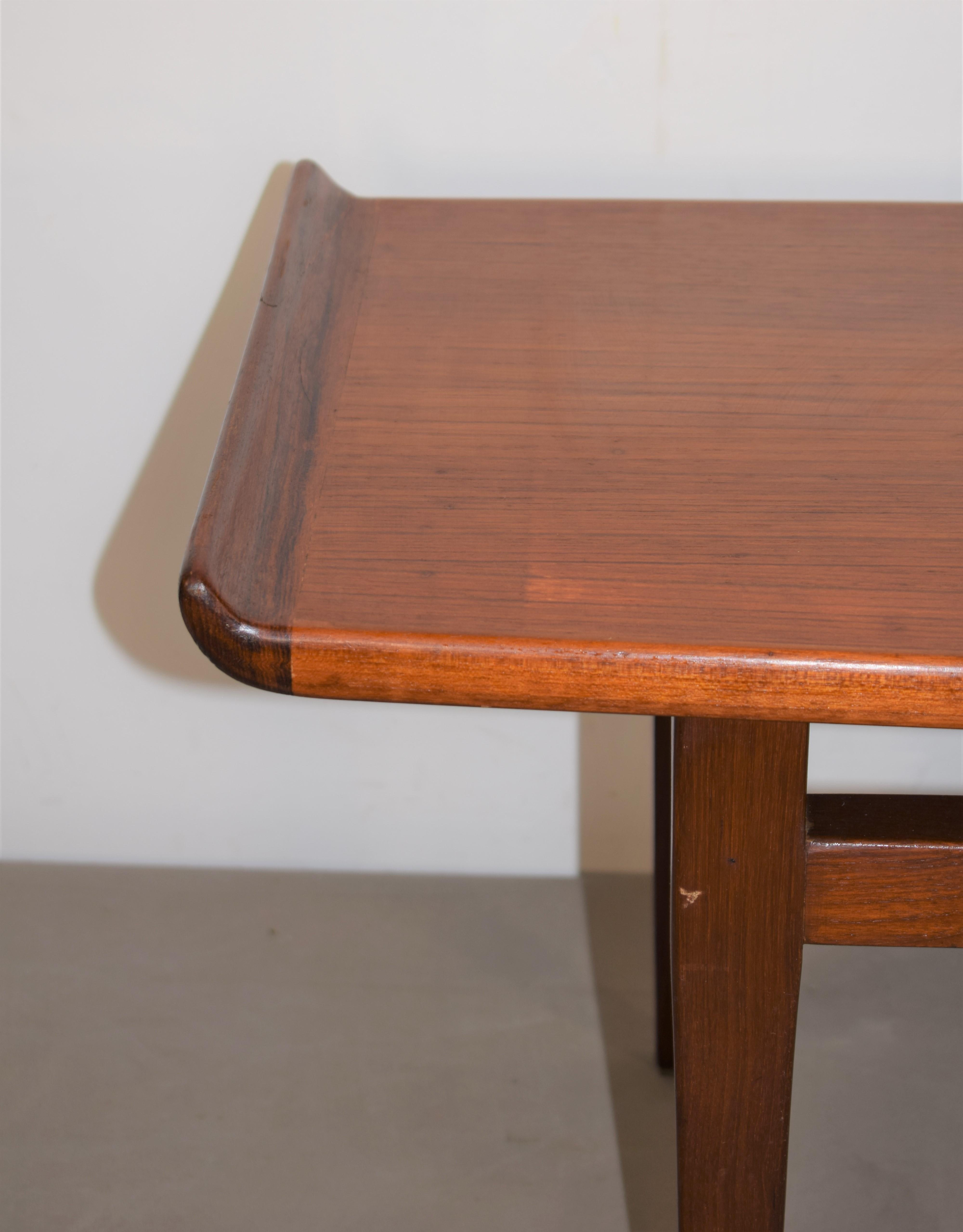 Mid-Century Modern Italian bench, teak, 1970s.
Dimensions: H=43 cm; W=133 cm; D=45 cm.