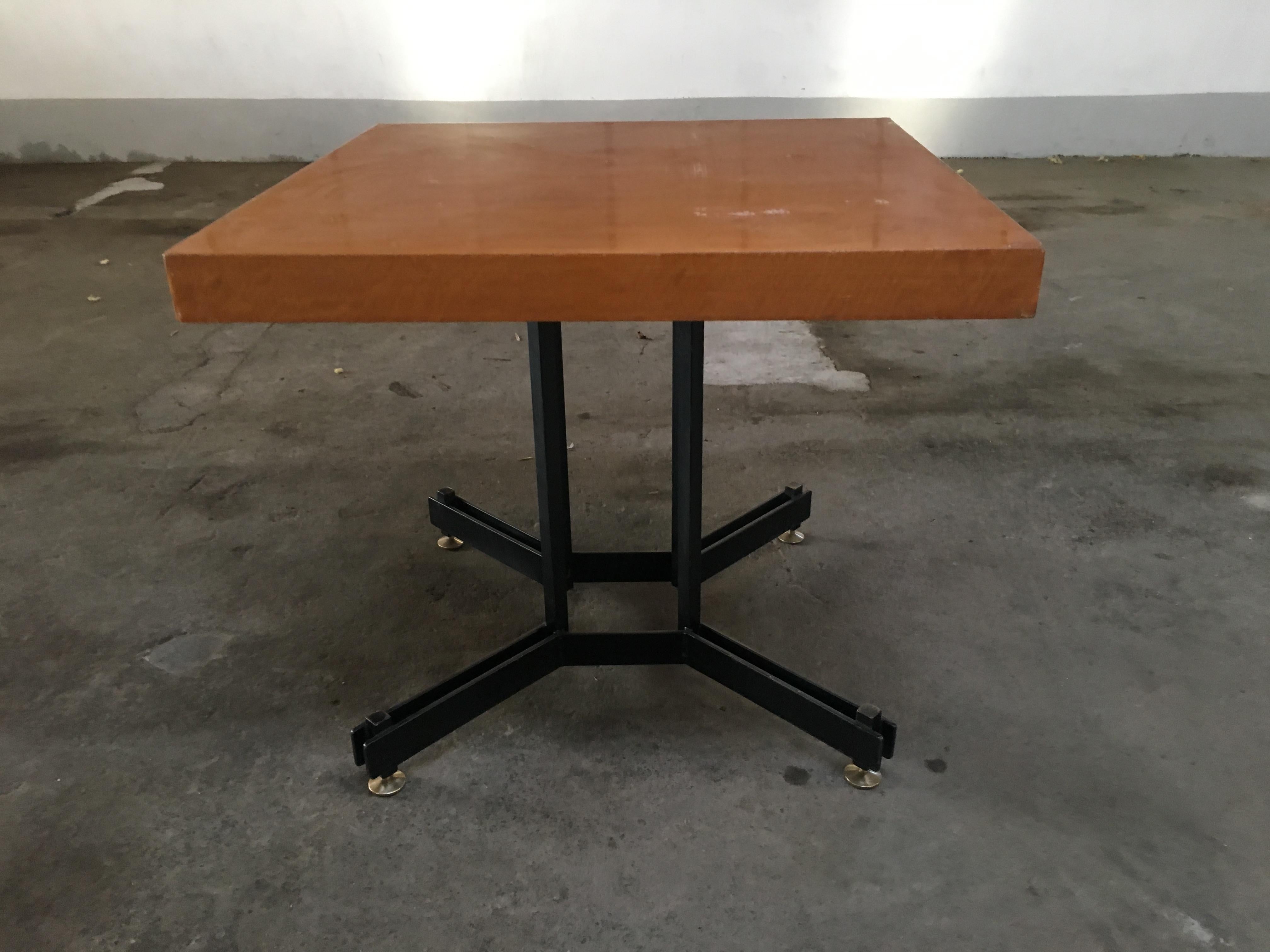 Moderner italienischer Tisch mit schwarzem Eisenfuß und Holzplatte aus der Mitte des Jahrhunderts, 1970er Jahre (Moderne der Mitte des Jahrhunderts) im Angebot