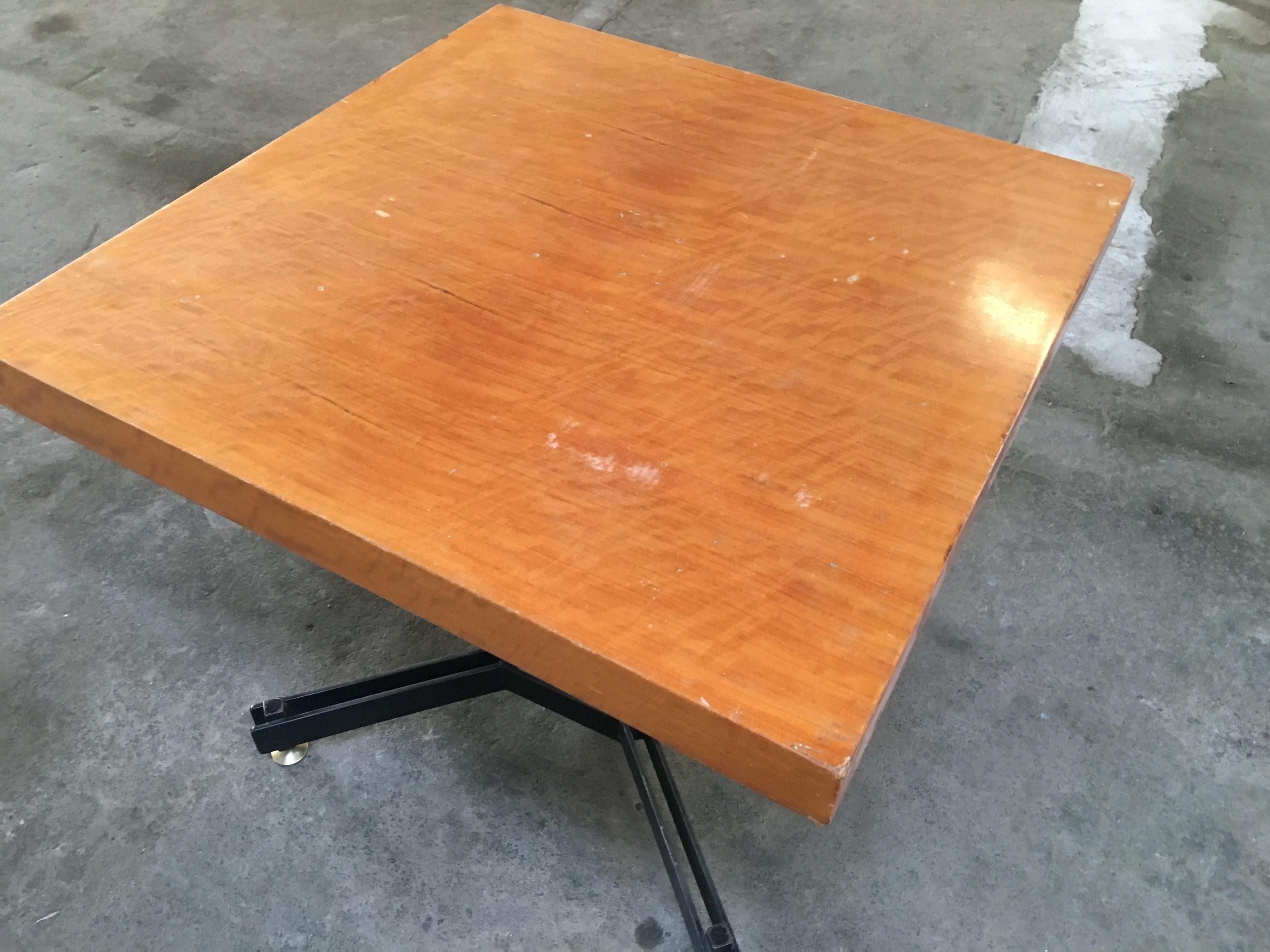 Laqué Table italienne moderne du milieu du siècle à base de fer noir et plateau en Wood, années 1970 en vente