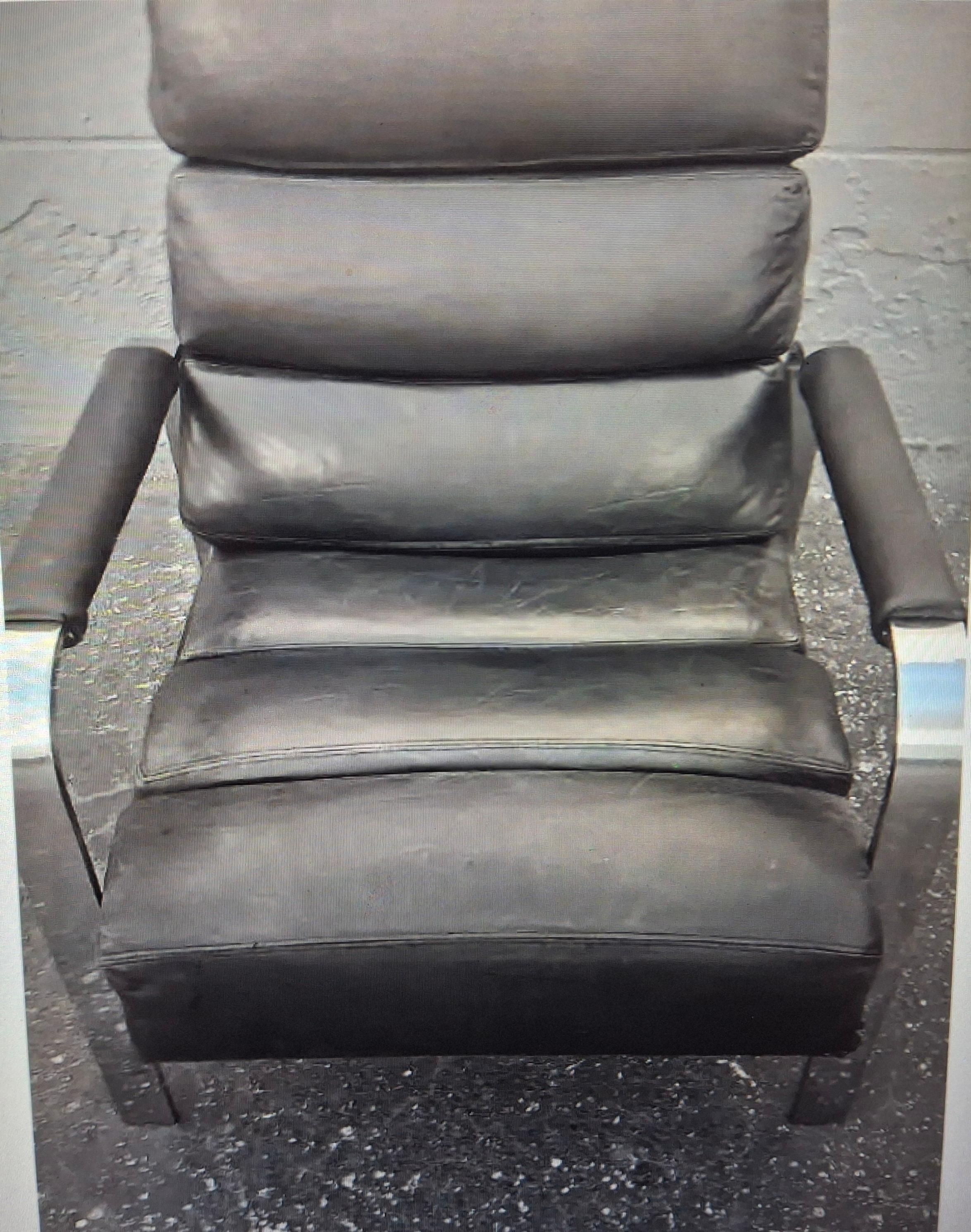 Fauteuil inclinable en cuir noir et chrome de style The Moderns. Milo Baughman en vente 4