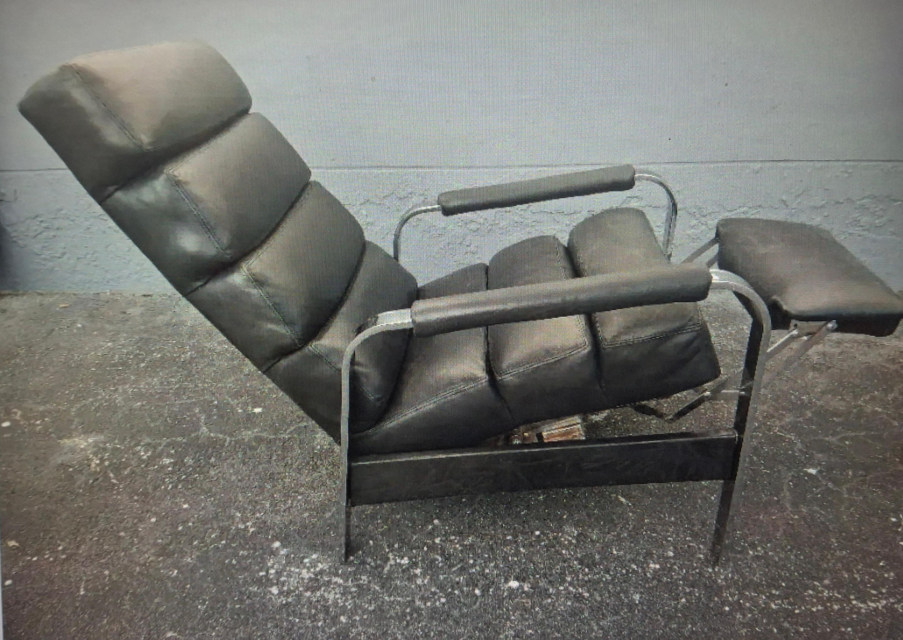 italien Fauteuil inclinable en cuir noir et chrome de style The Moderns. Milo Baughman en vente