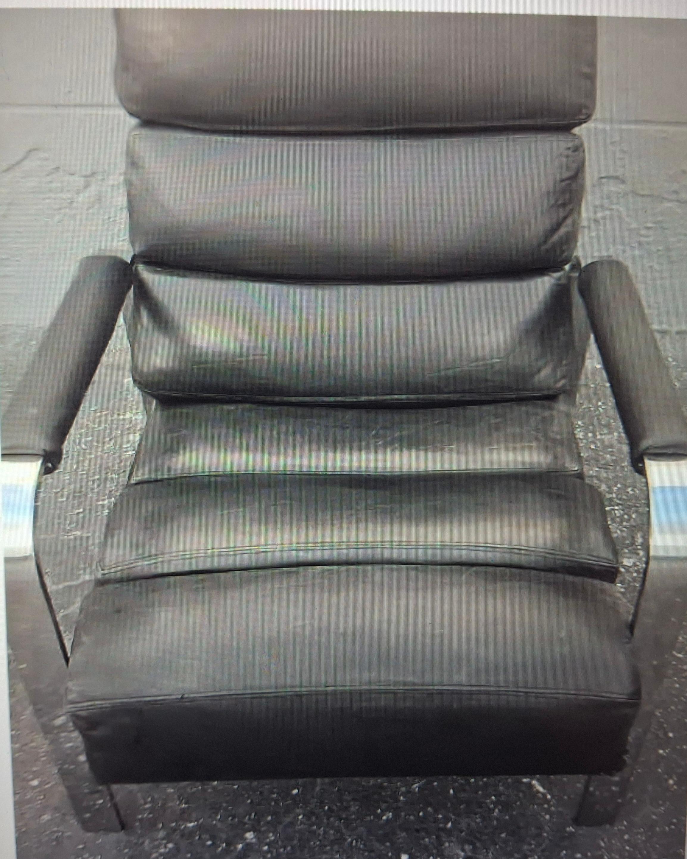 Fin du 20e siècle Fauteuil inclinable en cuir noir et chrome de style The Moderns. Milo Baughman en vente