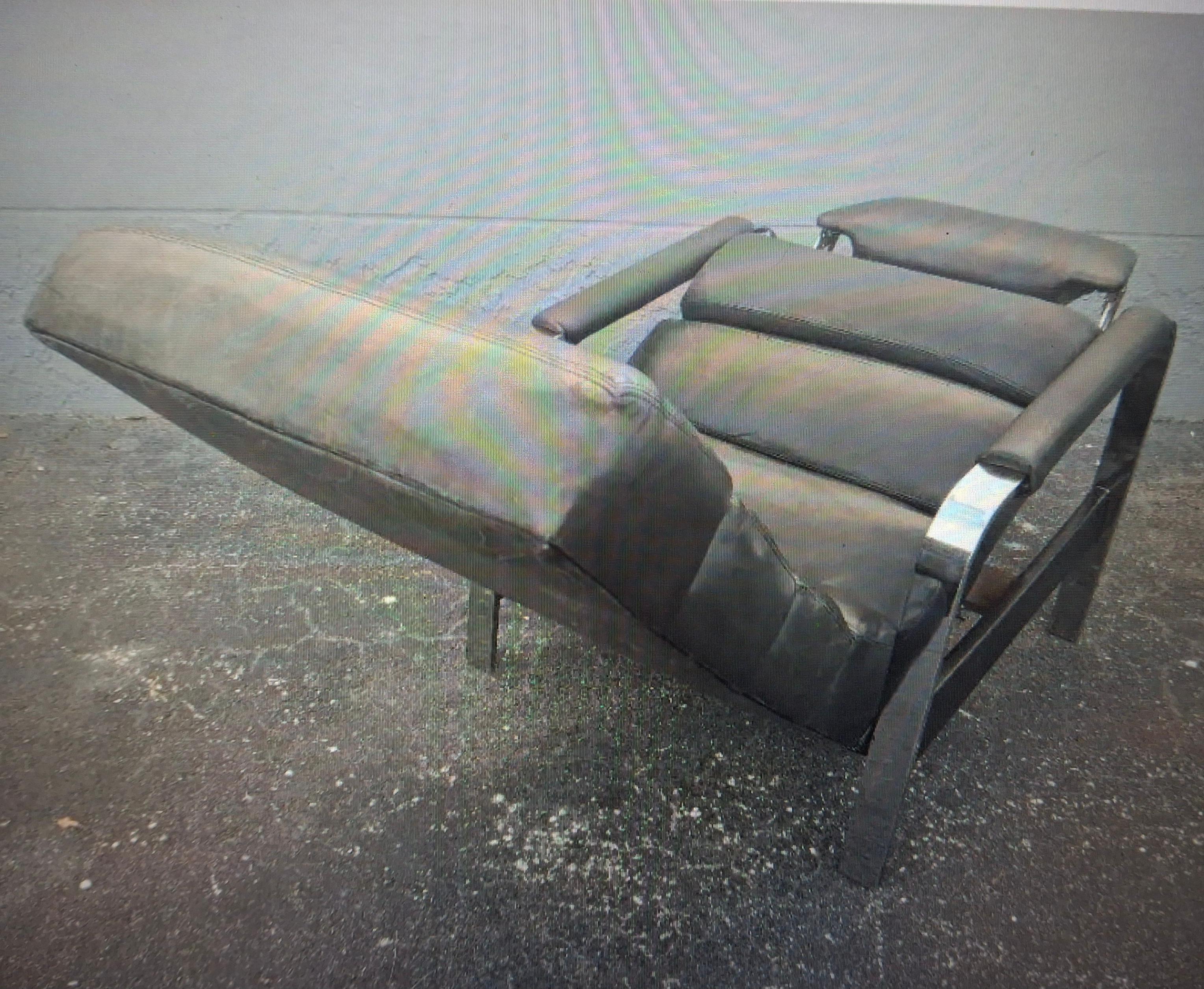 Cuir Fauteuil inclinable en cuir noir et chrome de style The Moderns. Milo Baughman en vente