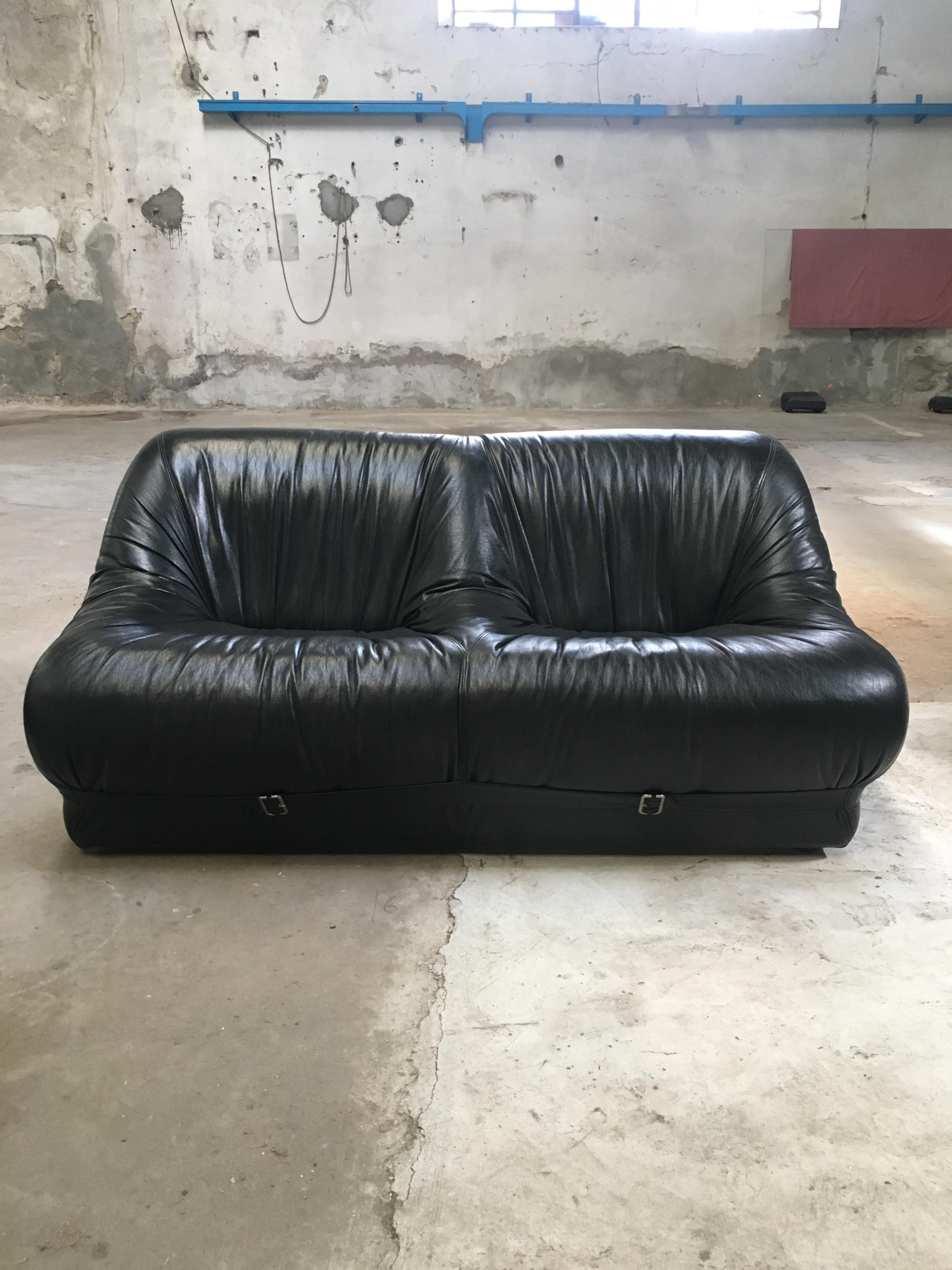 Mid-Century Modern Italian black leather sofa with Metal Buckle, 1970s
The sofa could be sold together with its pair of armchairs as shown in the picture (quotation on demand).
  