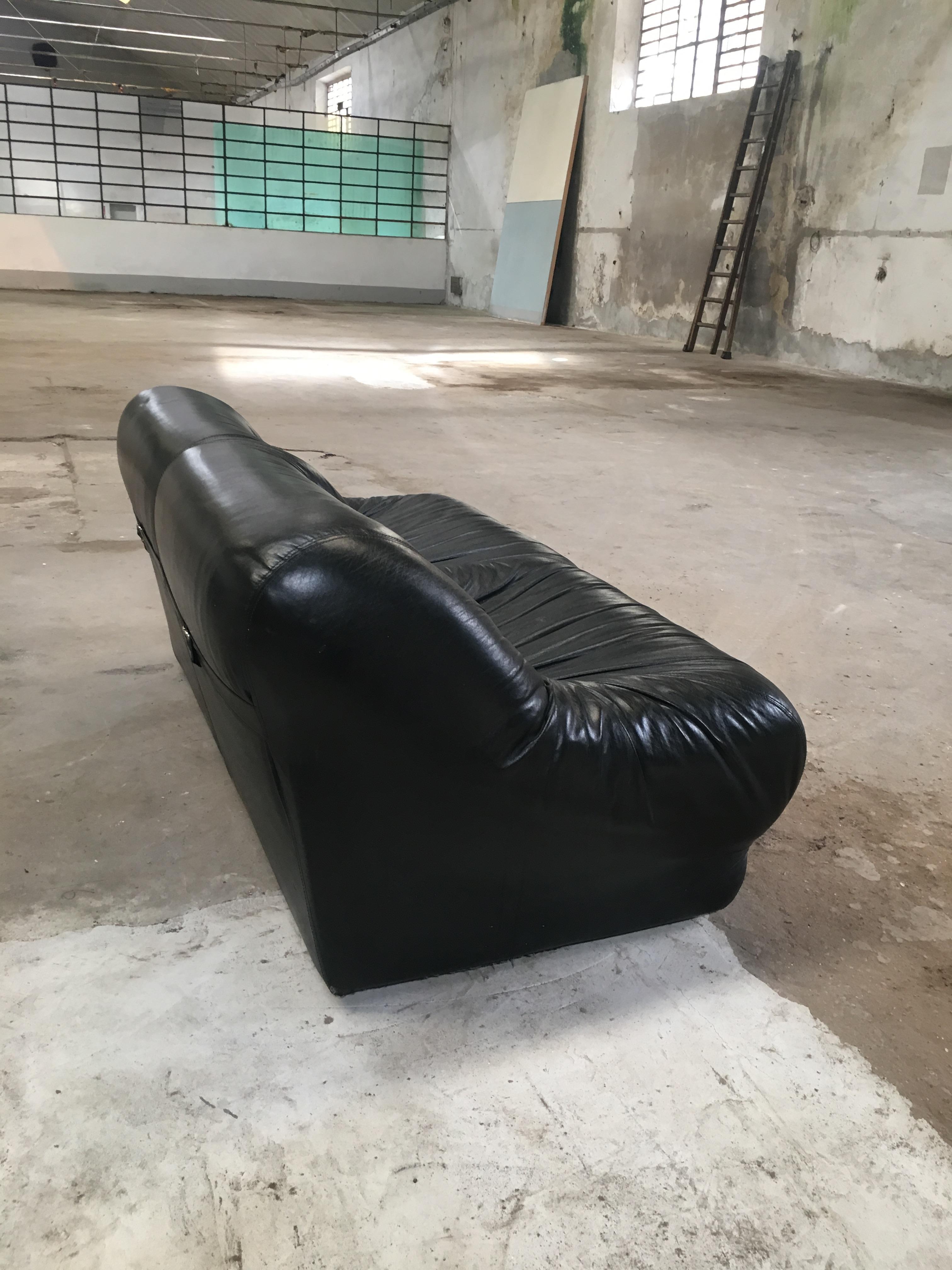 Mid-Century Modern Italian Black Leather Sofa with Metal Buckle, 1970s  In Good Condition In Prato, IT