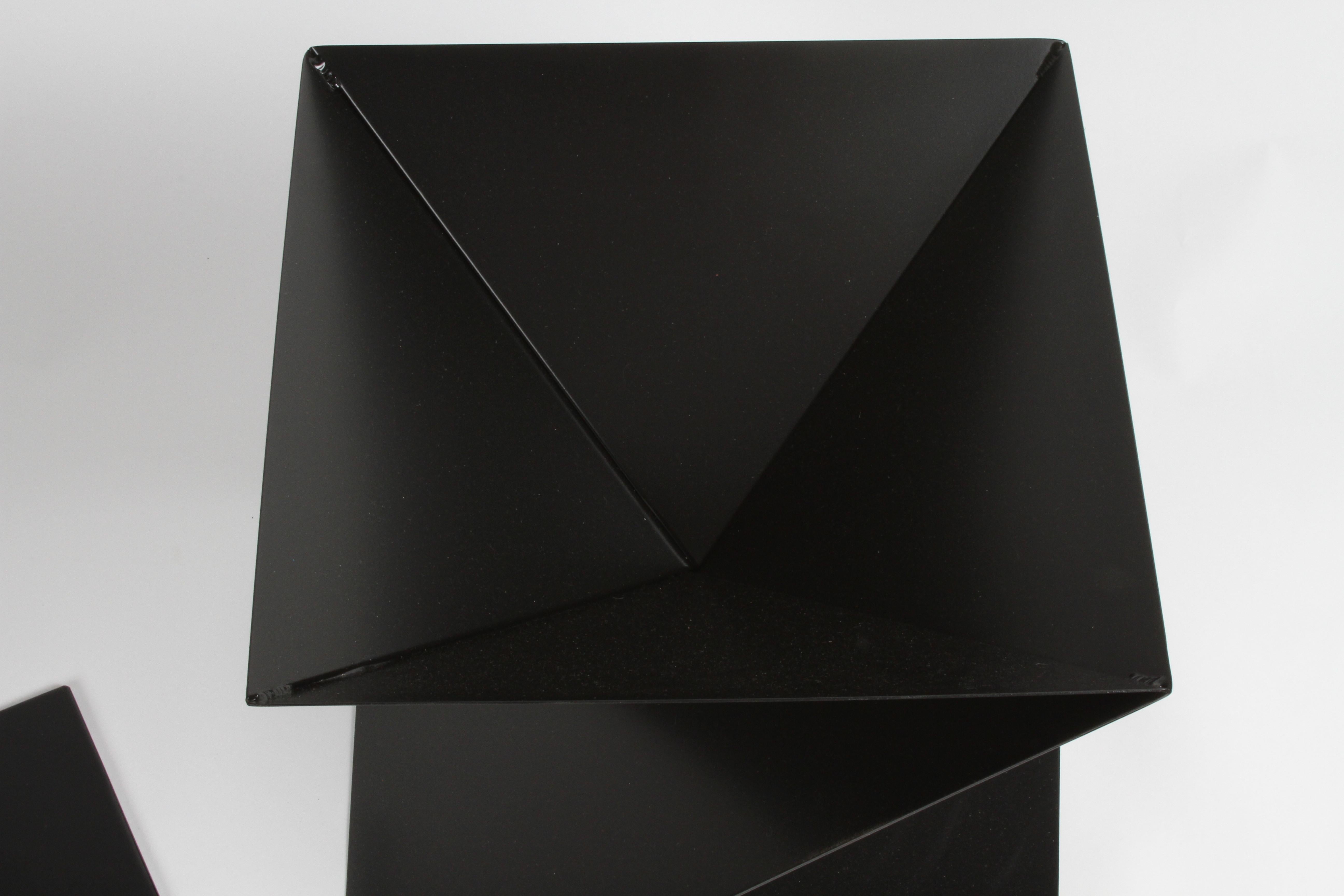 Mesa auxiliar cubista u origami italiana moderna de mediados de siglo pintada de negro finales del siglo XX en venta
