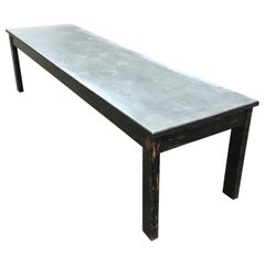 Table italienne moderne du milieu du siècle dernier en bois peint en noir avec plateau en aluminium. Années 1950