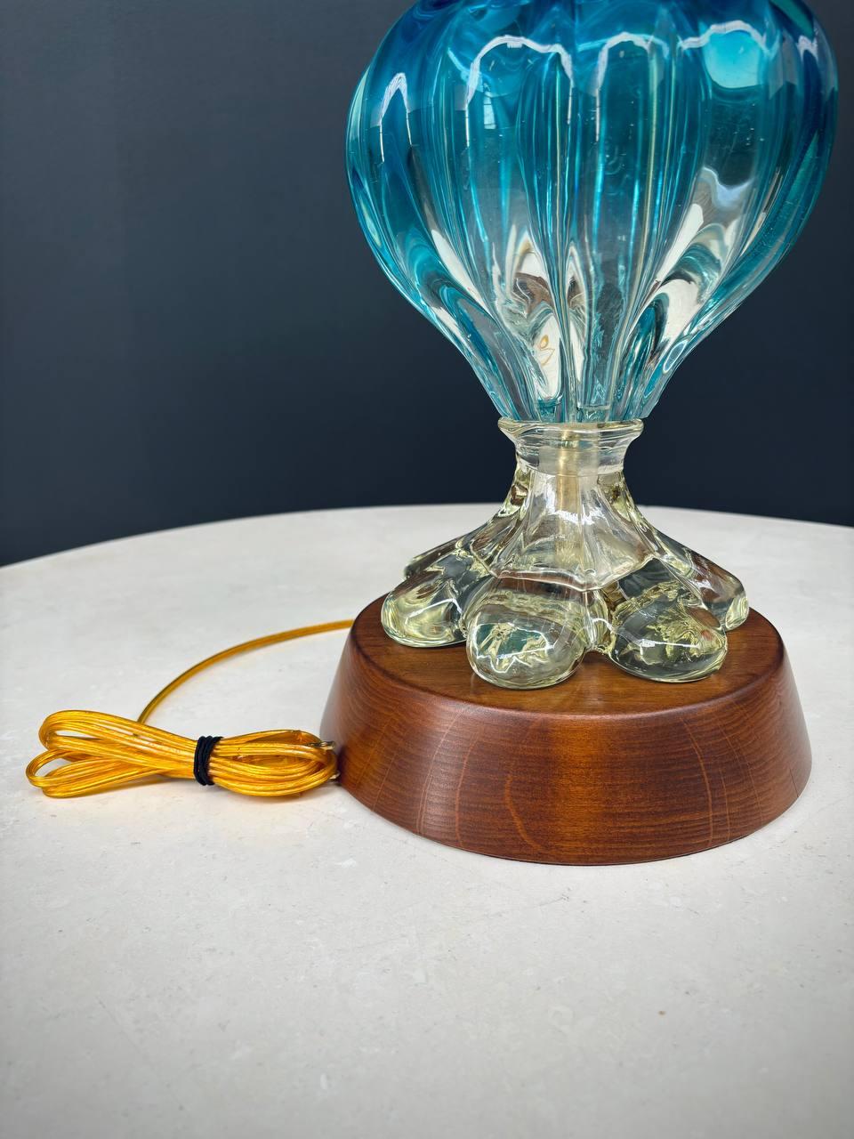 Moderne italienische blaue Murano-Tischlampe aus der Jahrhundertmitte im Angebot 3