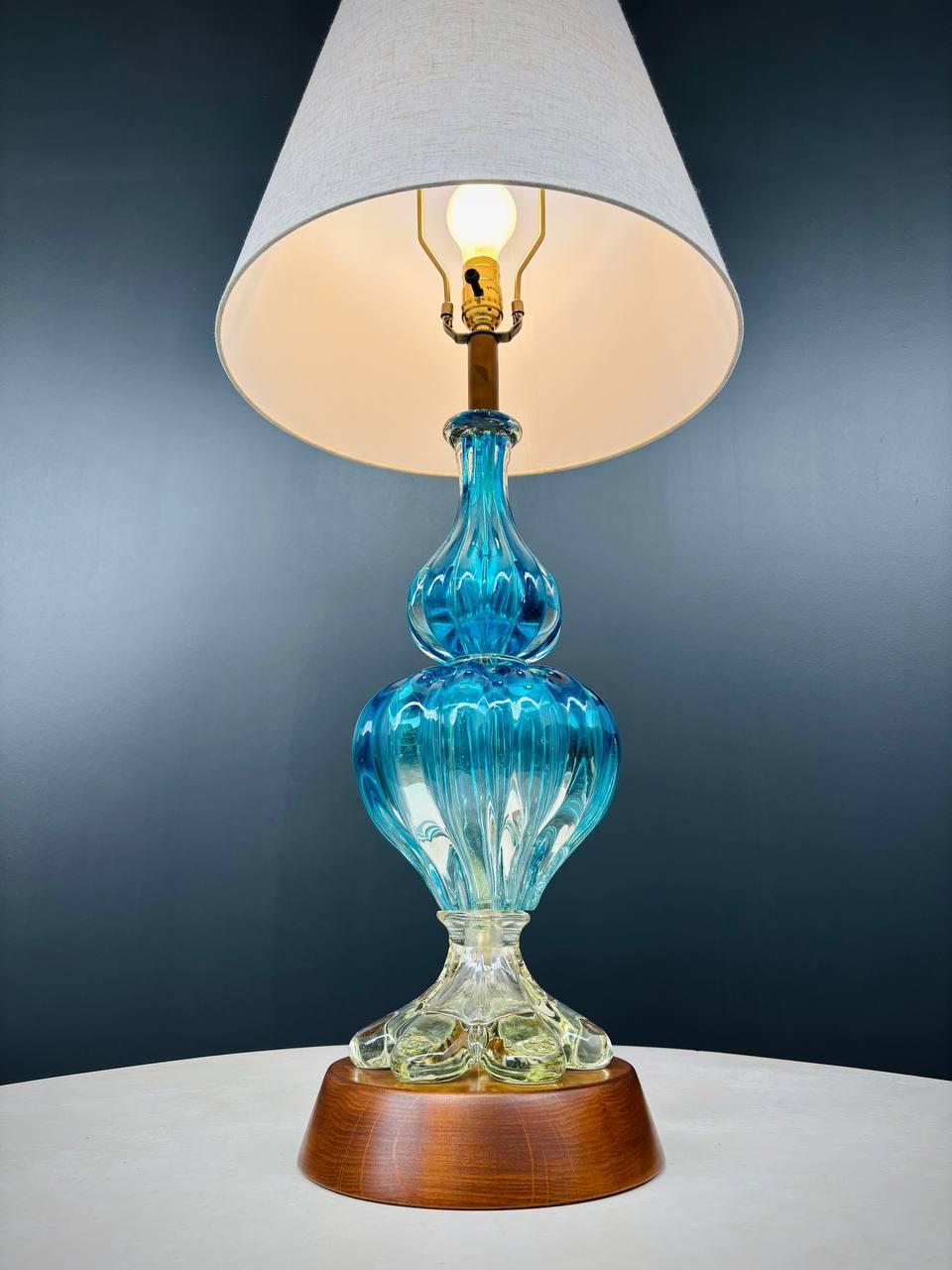 Moderne italienische blaue Murano-Tischlampe aus der Jahrhundertmitte (Moderne der Mitte des Jahrhunderts) im Angebot