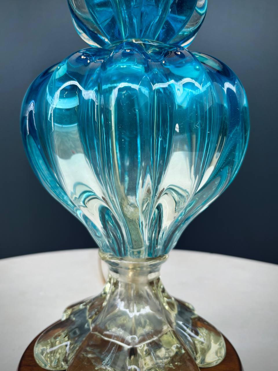 Moderne italienische blaue Murano-Tischlampe aus der Jahrhundertmitte im Angebot 2