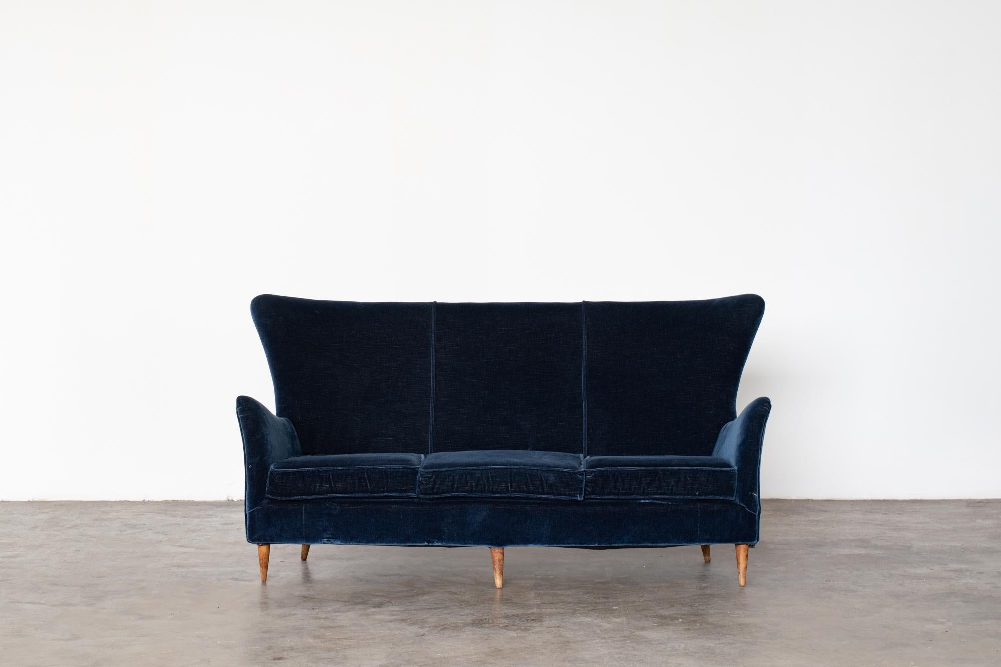 Mid-Century Modern Italian Blue Velvet Sofa, 1950s In Good Condition For Sale In Montecatini Terme, Toscana