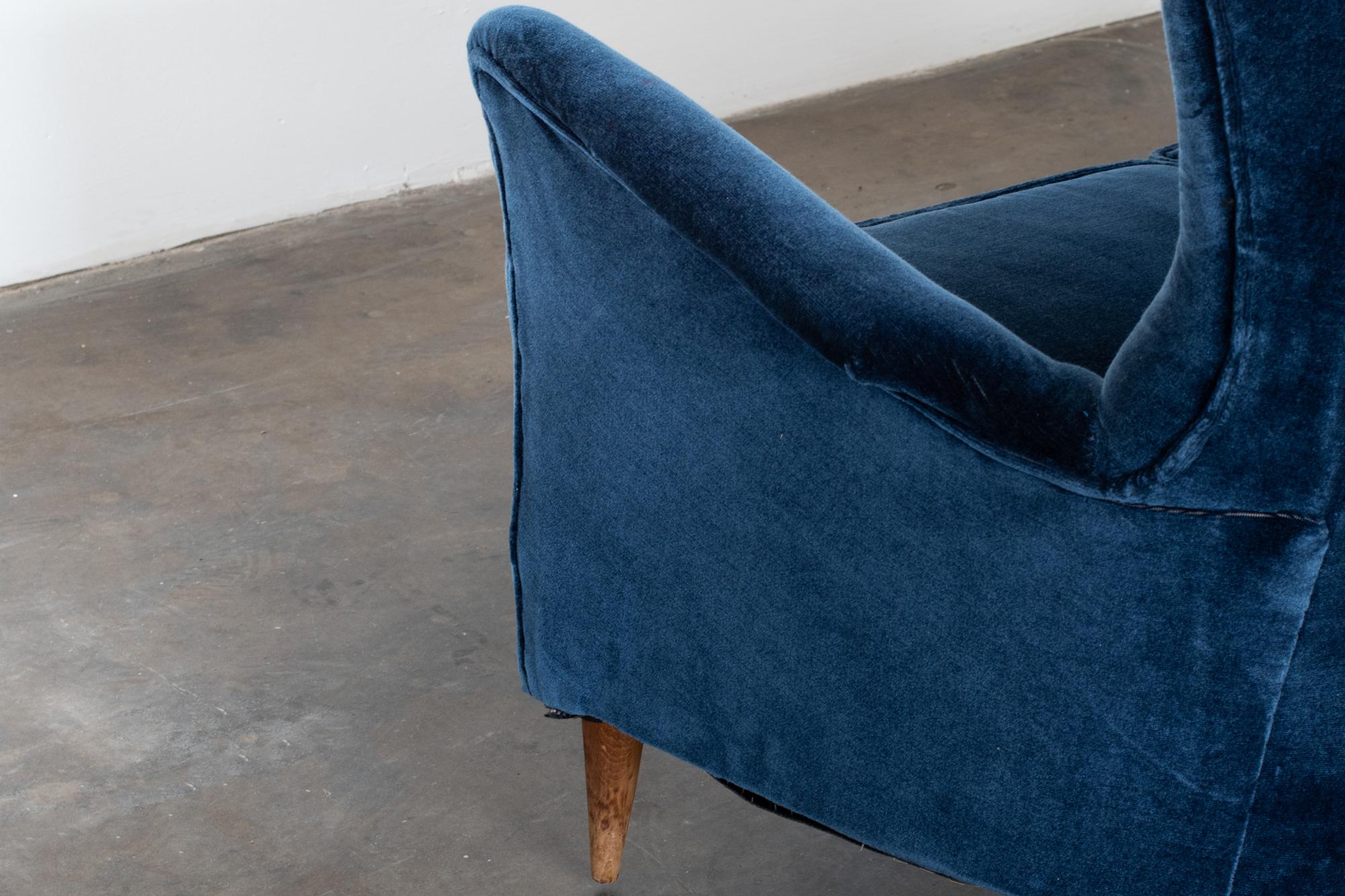 Mid-Century Modern Italian Blue Velvet Sofa, 1950s For Sale 2