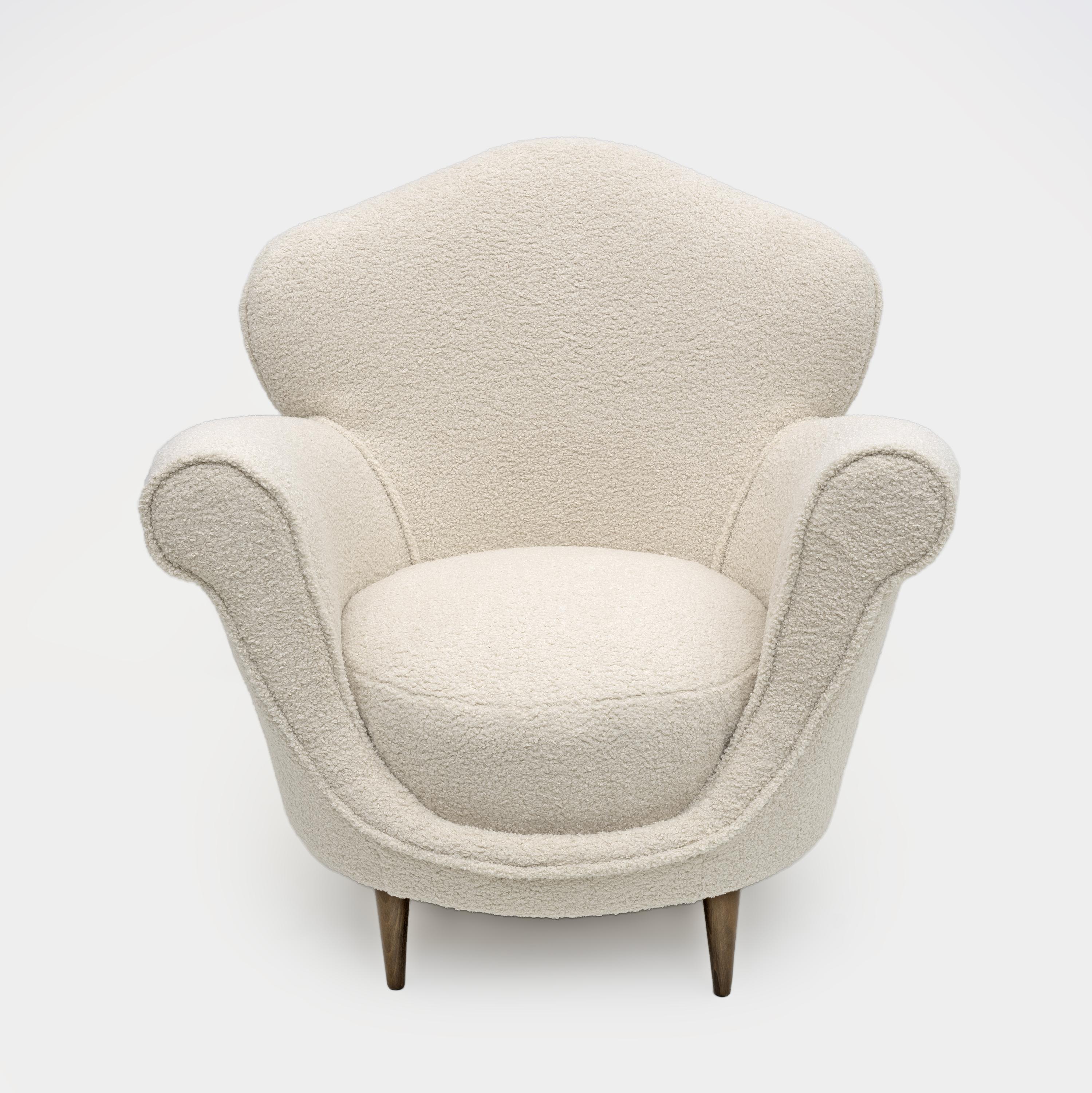 Mid-Century Modern Italian Bouclè Curved Armchair, 1950s In Good Condition For Sale In Puglia, Puglia