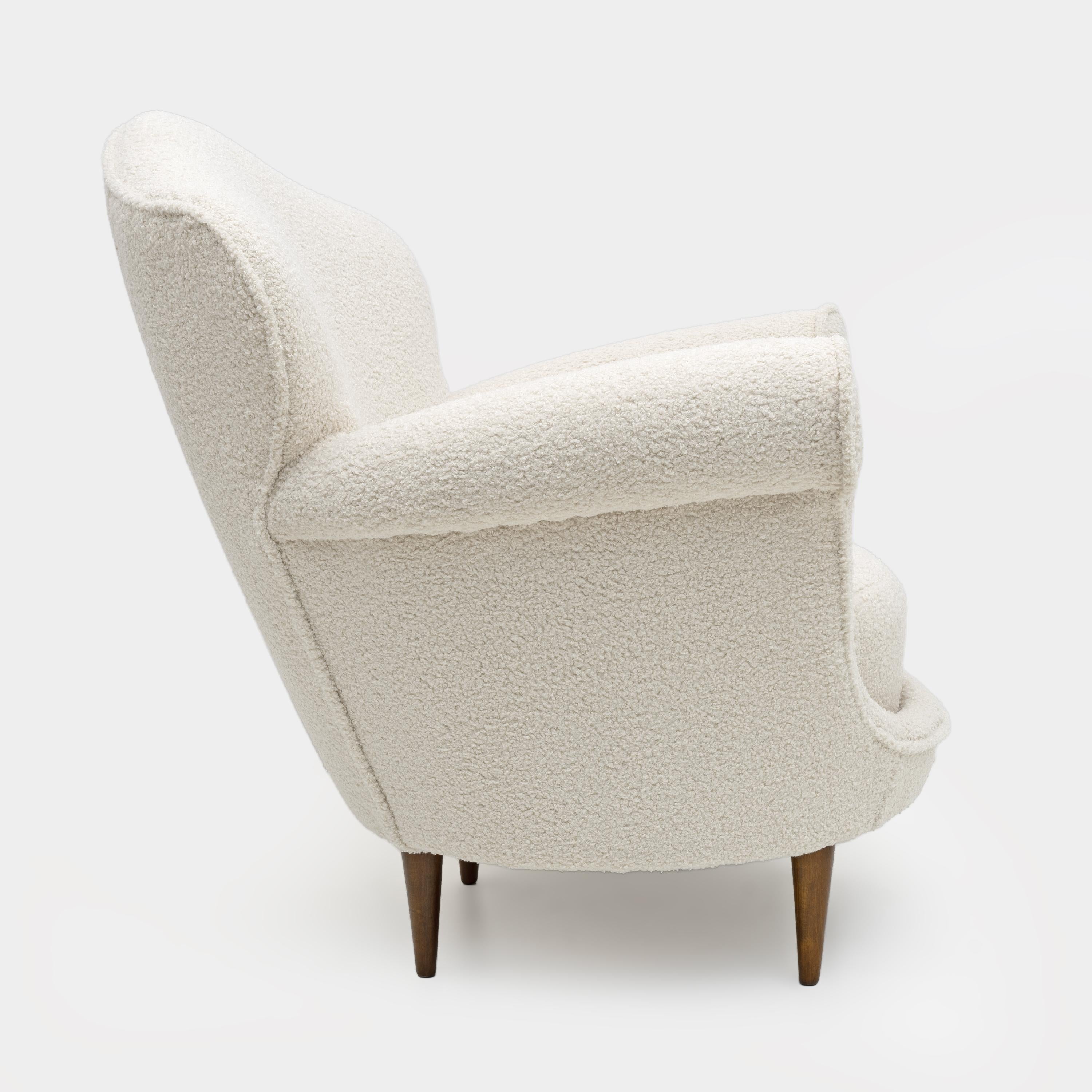 Mid-Century Modern Italian Bouclè Curved Armchair, 1950s For Sale 1