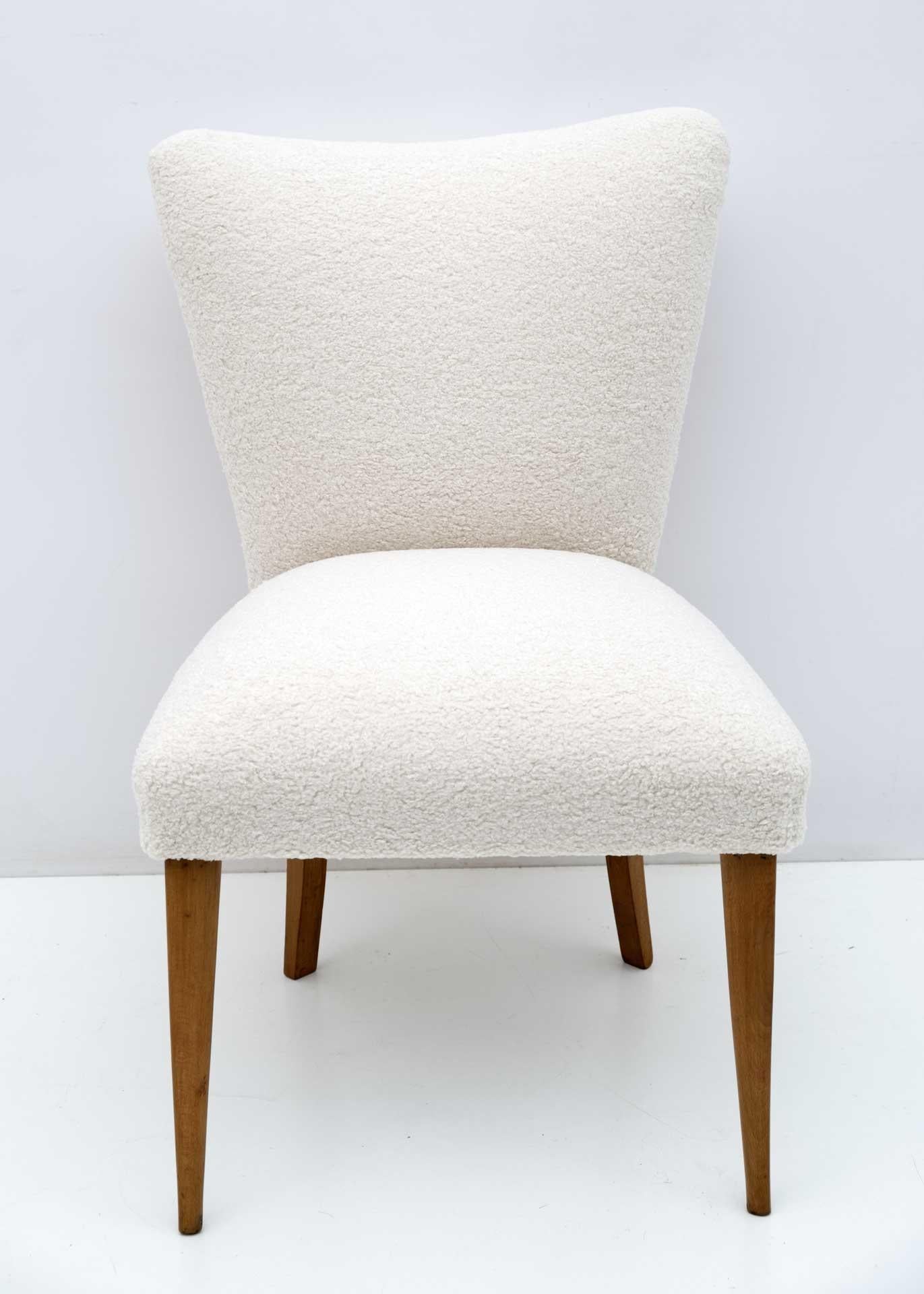 Small Mid-Century Modern armchair, Italian production from the 1950s, completely restored and upholstered in Boucle fabric. It fits very well in a bedroom or living room.