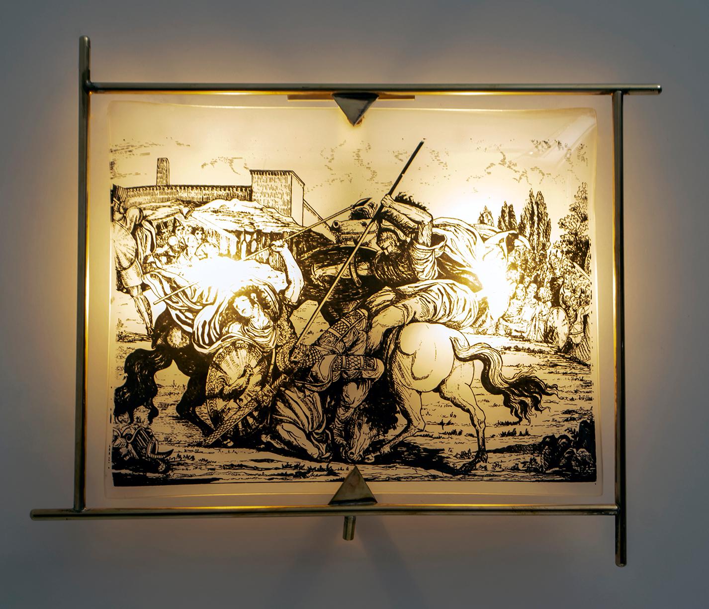 Original wall lamp in brass and etched and silk-screened curved glass with a scene of a battle in the age of ancient Rome.