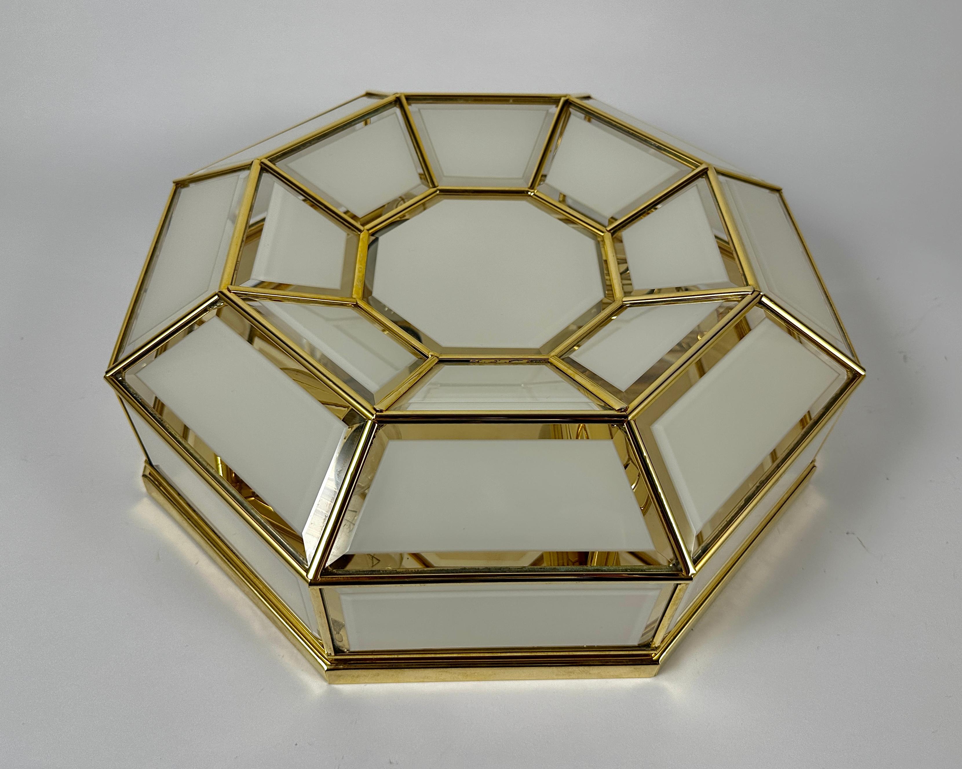 Lampada da soffitto o da parete ottagonale in vetro bianco e metallo dorato.

Questa lampada risale probabilmente agli anni '60/'70. È pesante e di alta qualità. Il vetro parzialmente bianco ha bordi sfaccettati ed è intarsiato. La cornice è