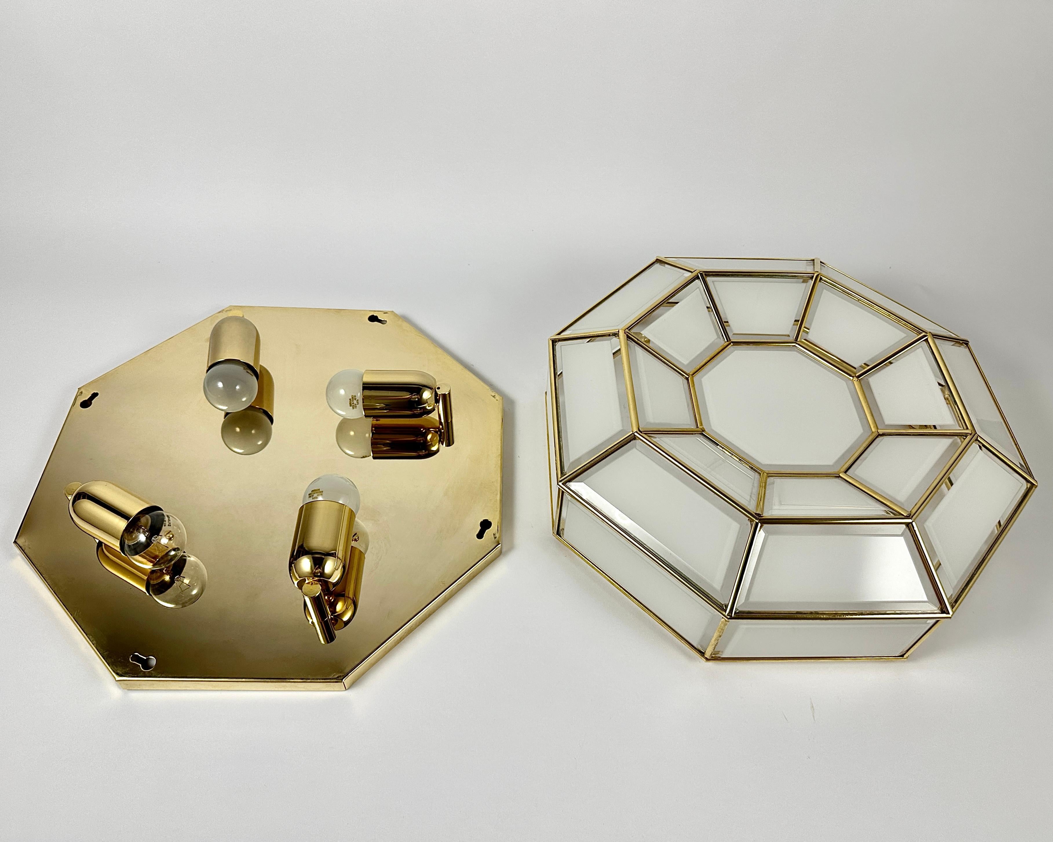 Italiano Lampada da parete a soffitto in ottone e vetro, anni '70, Italia, metà del secolo scorso in vendita