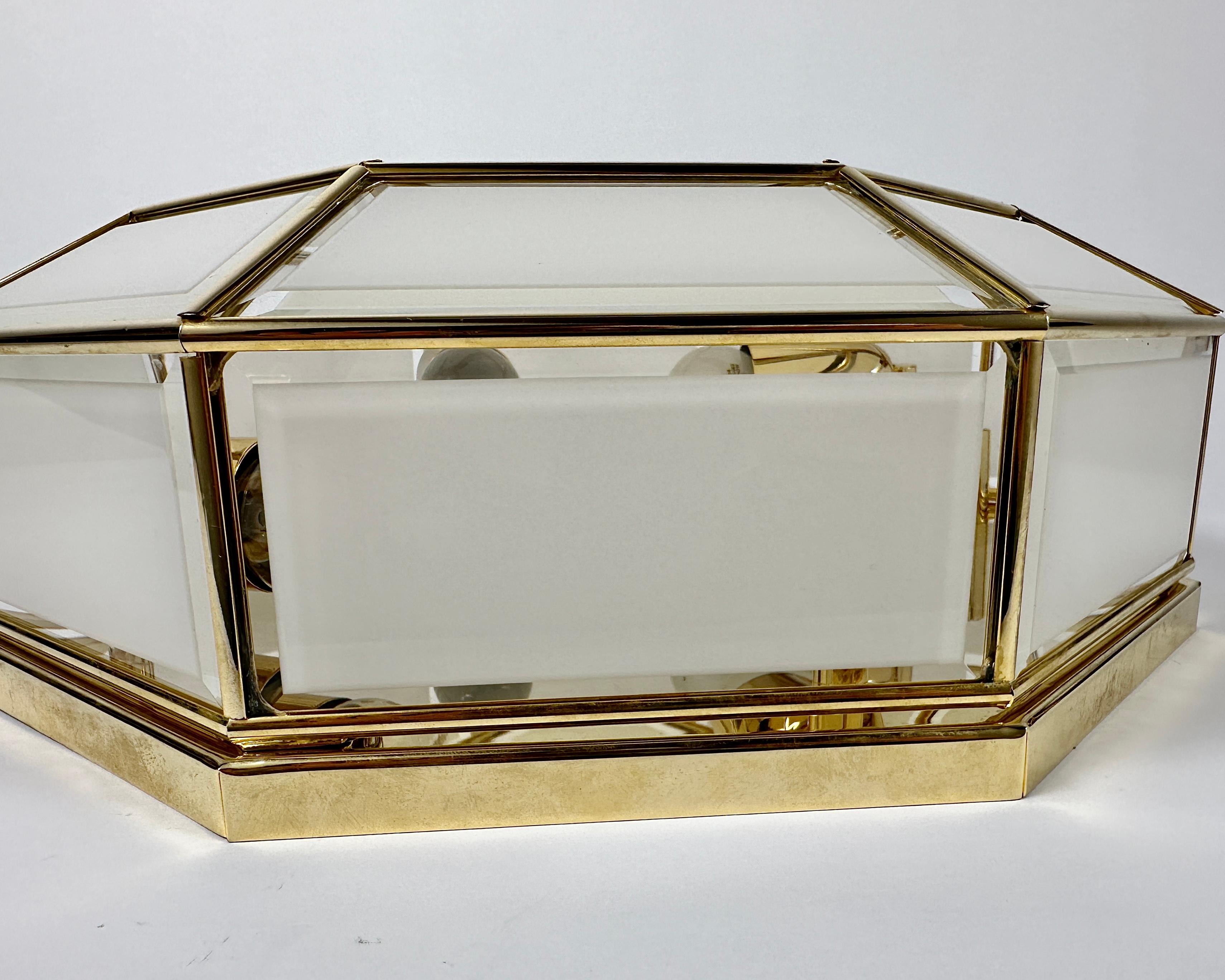 Metà XX secolo Lampada da parete a soffitto in ottone e vetro, anni '70, Italia, metà del secolo scorso in vendita