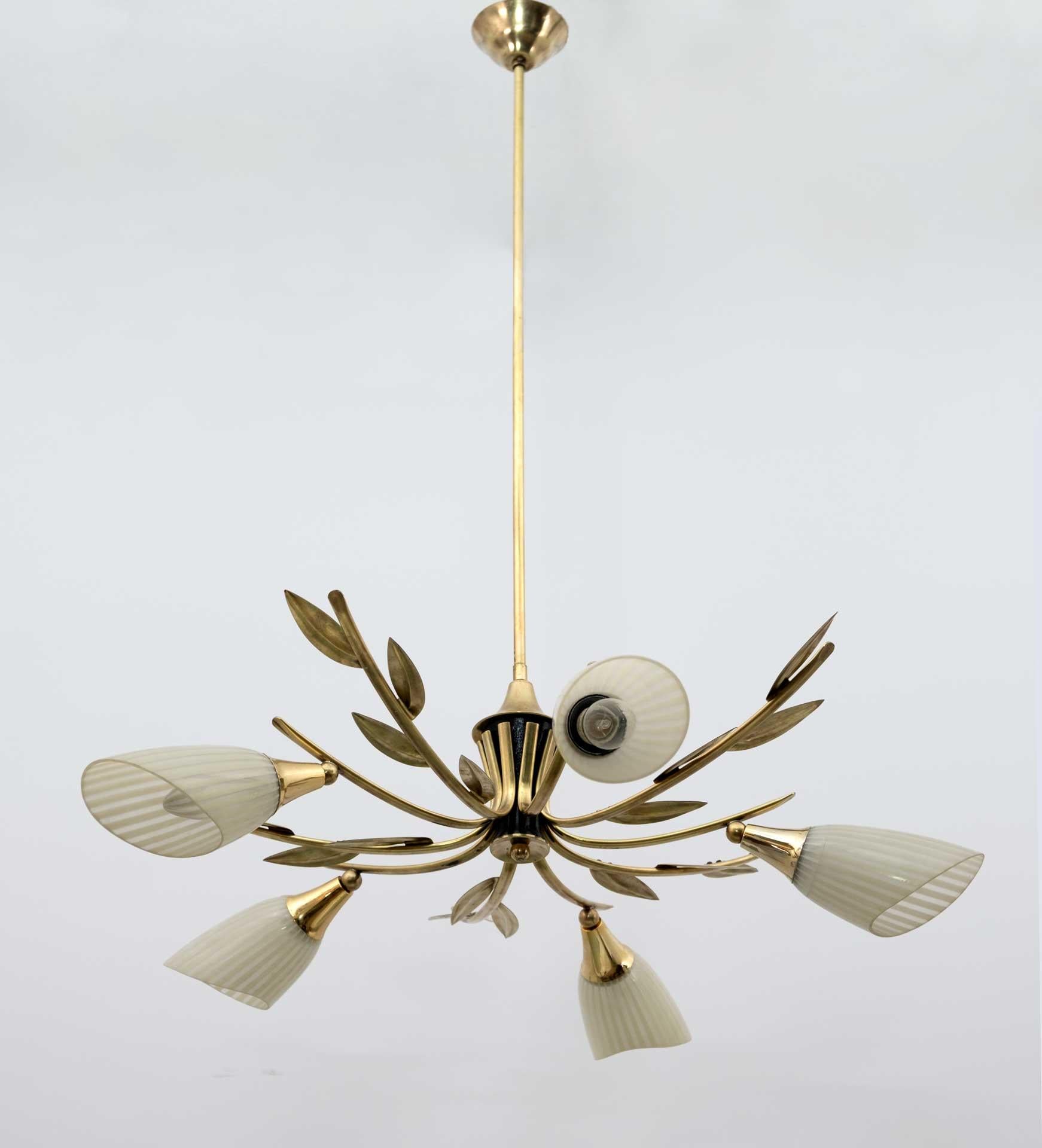 Chandelier from the 1960s, Italian design, in brass and striped glass. Five lights socket E14 modifiable for USA E12.