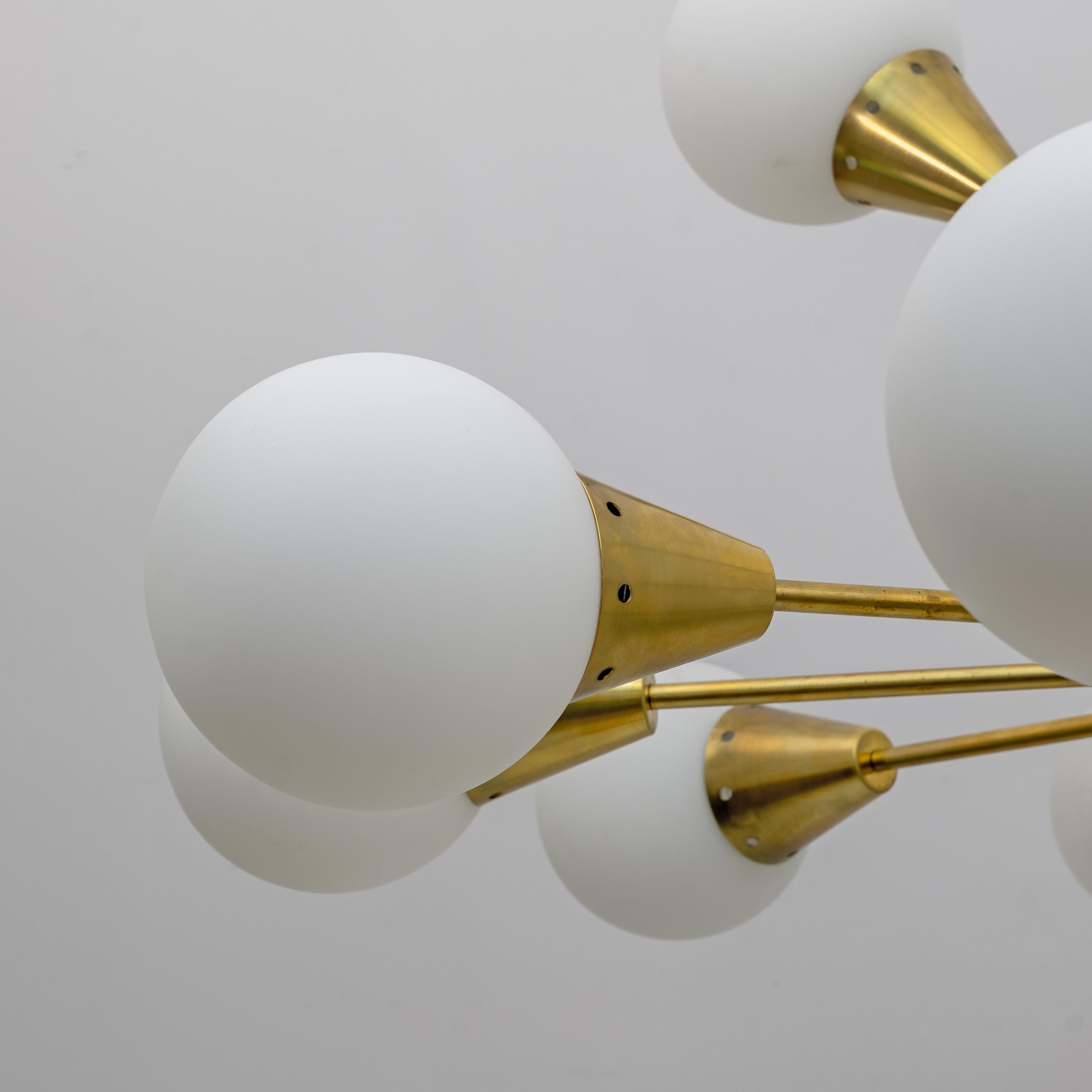 Mid-Century Modern Italian Brass and Glass Opaline Large Sputnik Chandelier, 70s For Sale 1