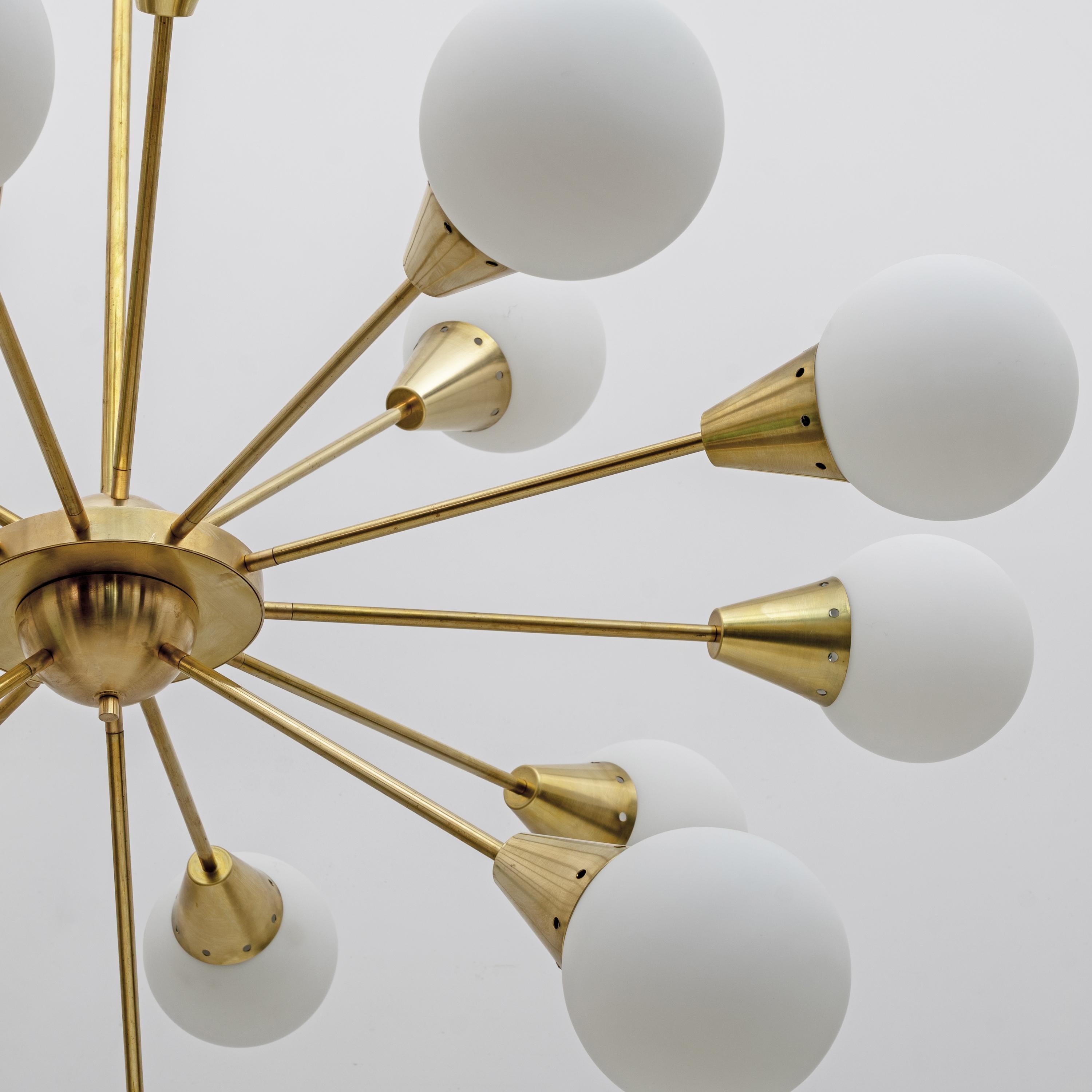 Mid-Century Modern Italian Brass and Glass Opaline Large Sputnik Chandelier, 70s For Sale 2